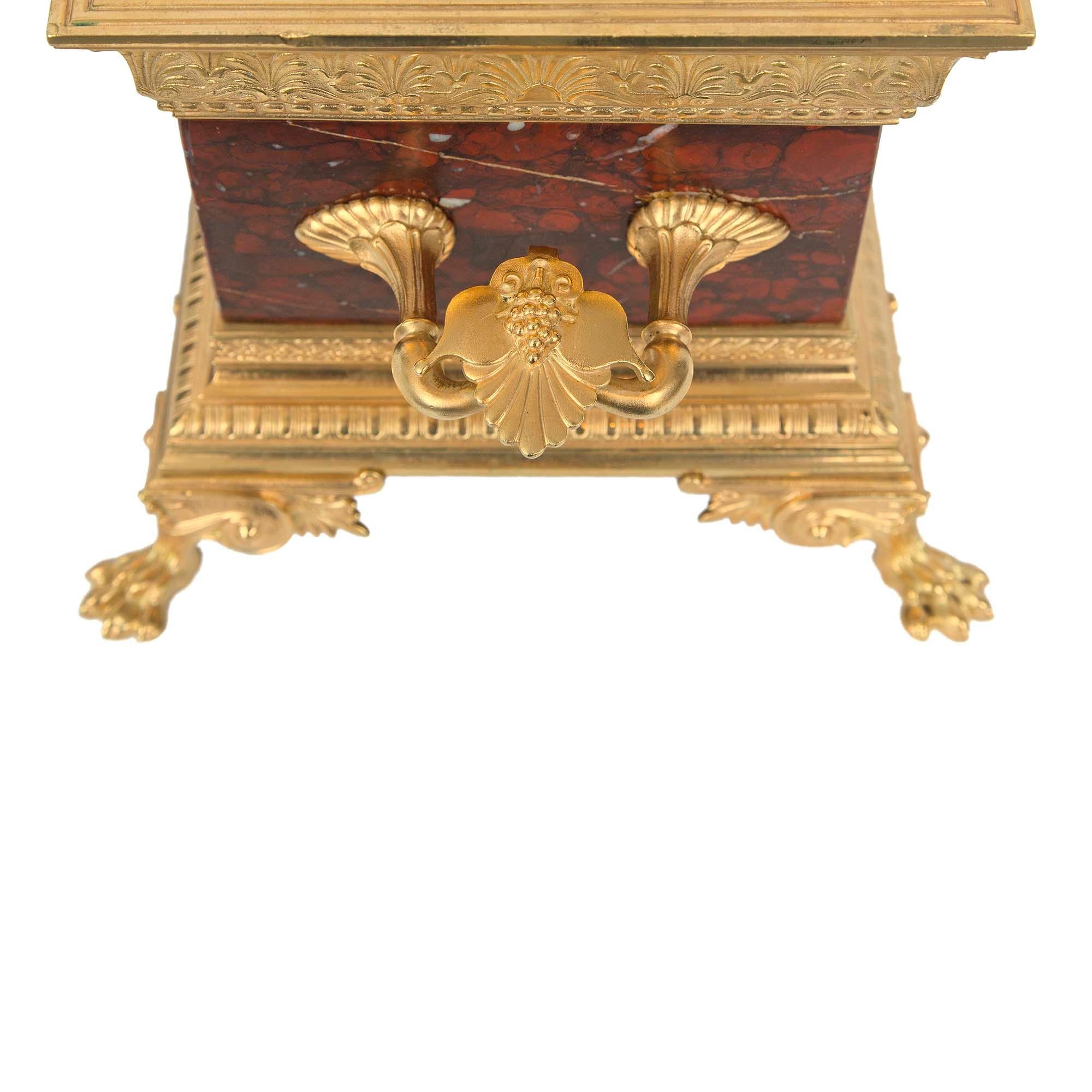 XIXe siècle Jardinière française de style Renaissance du 19ème siècle en marbre rouge griotte et bronze doré en vente