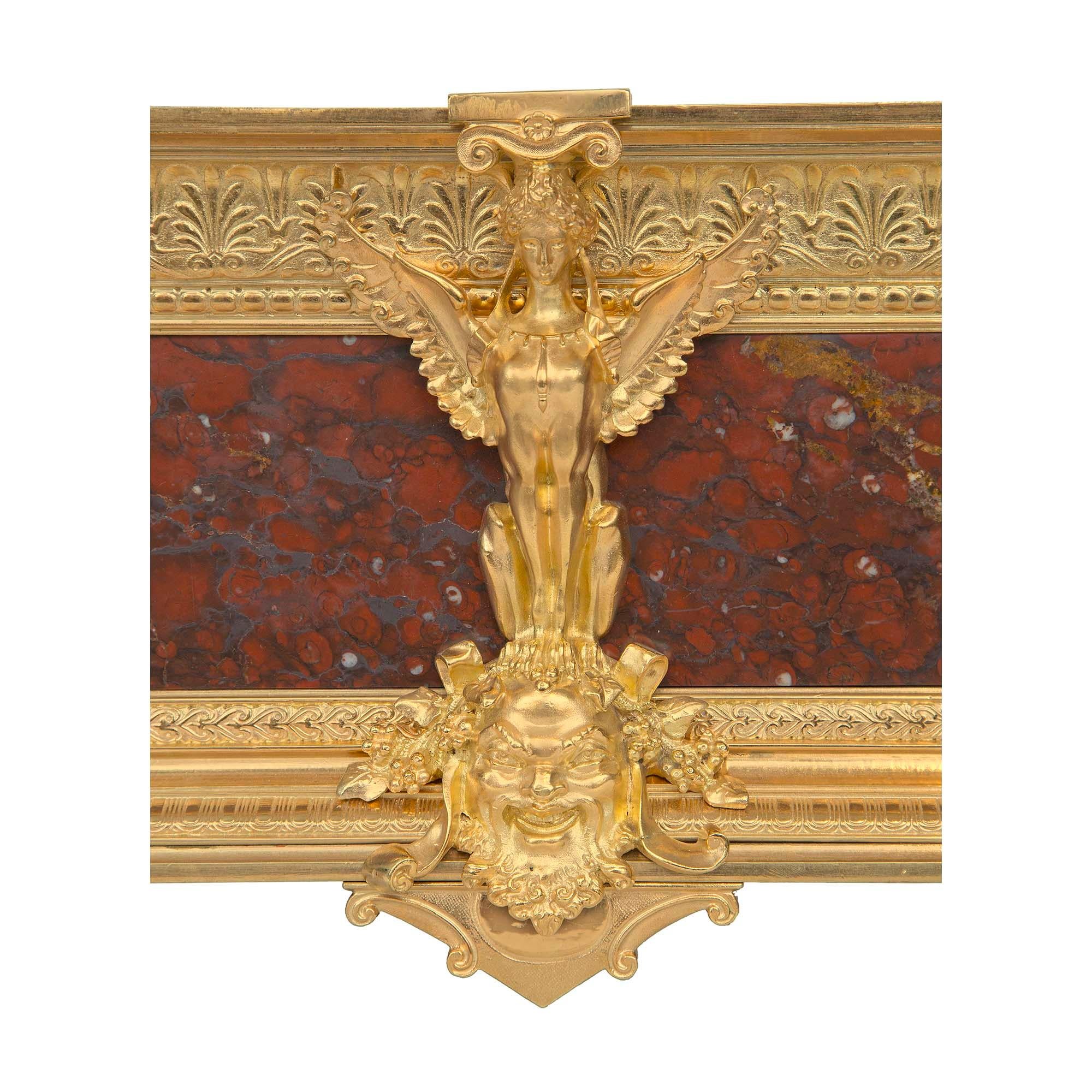 Bronze doré Jardinière française de style Renaissance du 19ème siècle en marbre rouge griotte et bronze doré en vente