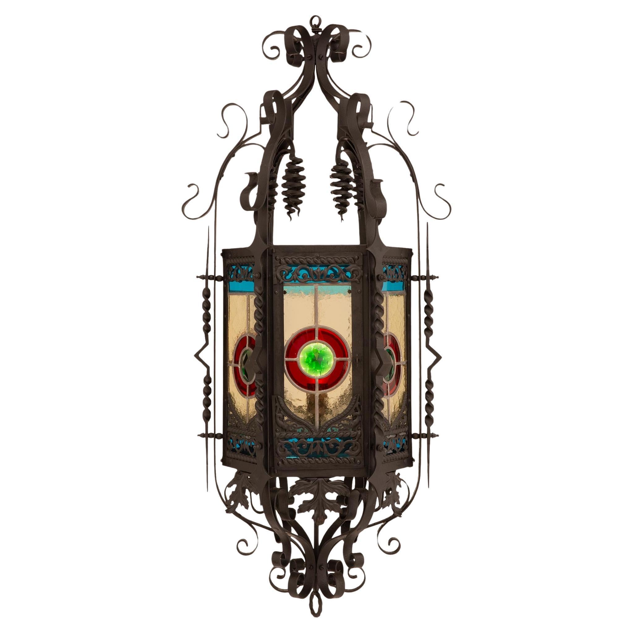 Lanterne en fer forgé et vitrail de style Renaissance du 19ème siècle.