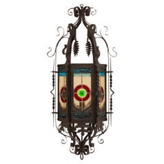 Lanterne en fer forgé et vitrail de style Renaissance du 19ème siècle.
