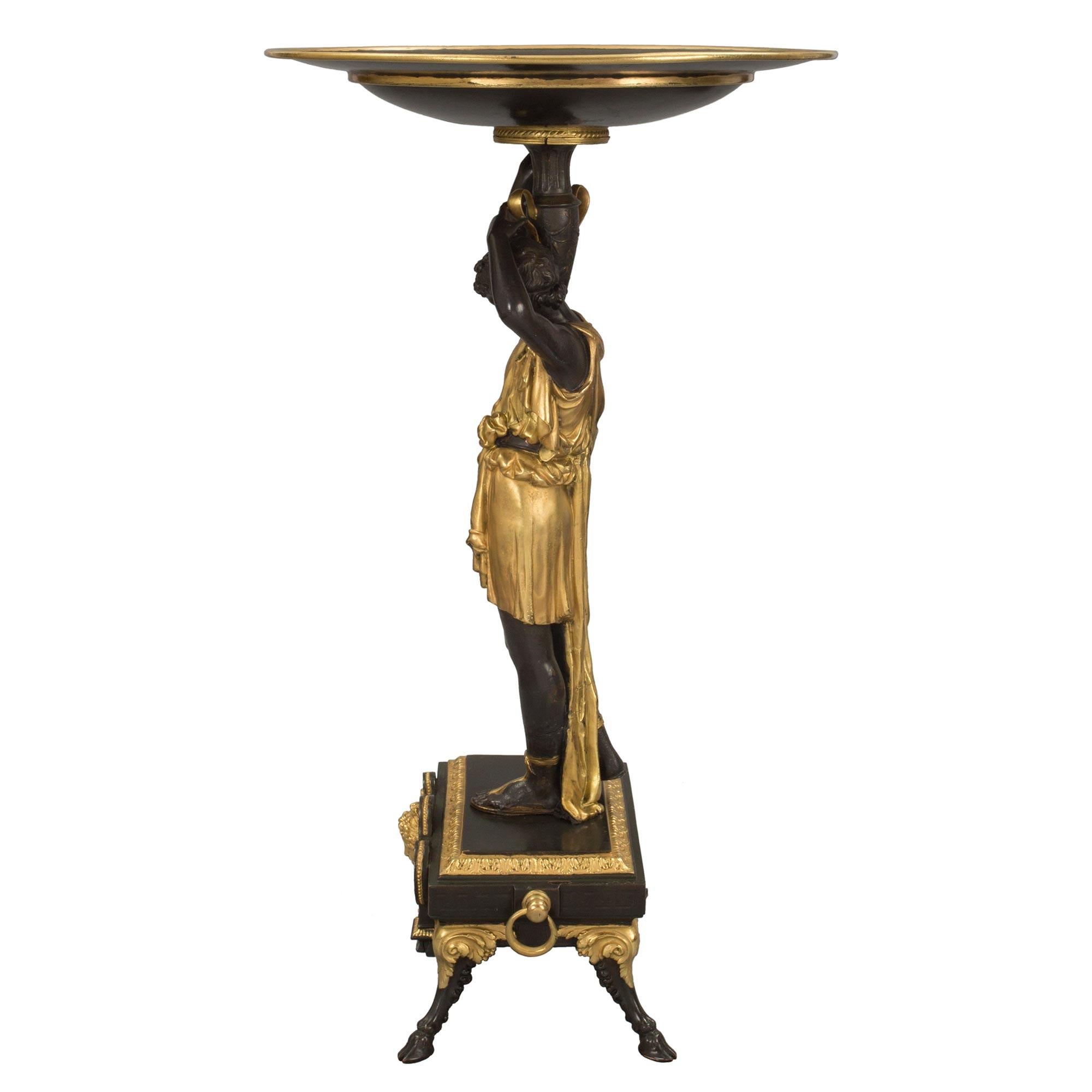 XIXe siècle Vide Poche/standoir de style Renaissance du 19ème siècle en bronze et bronze doré Tazza/standoir en vente