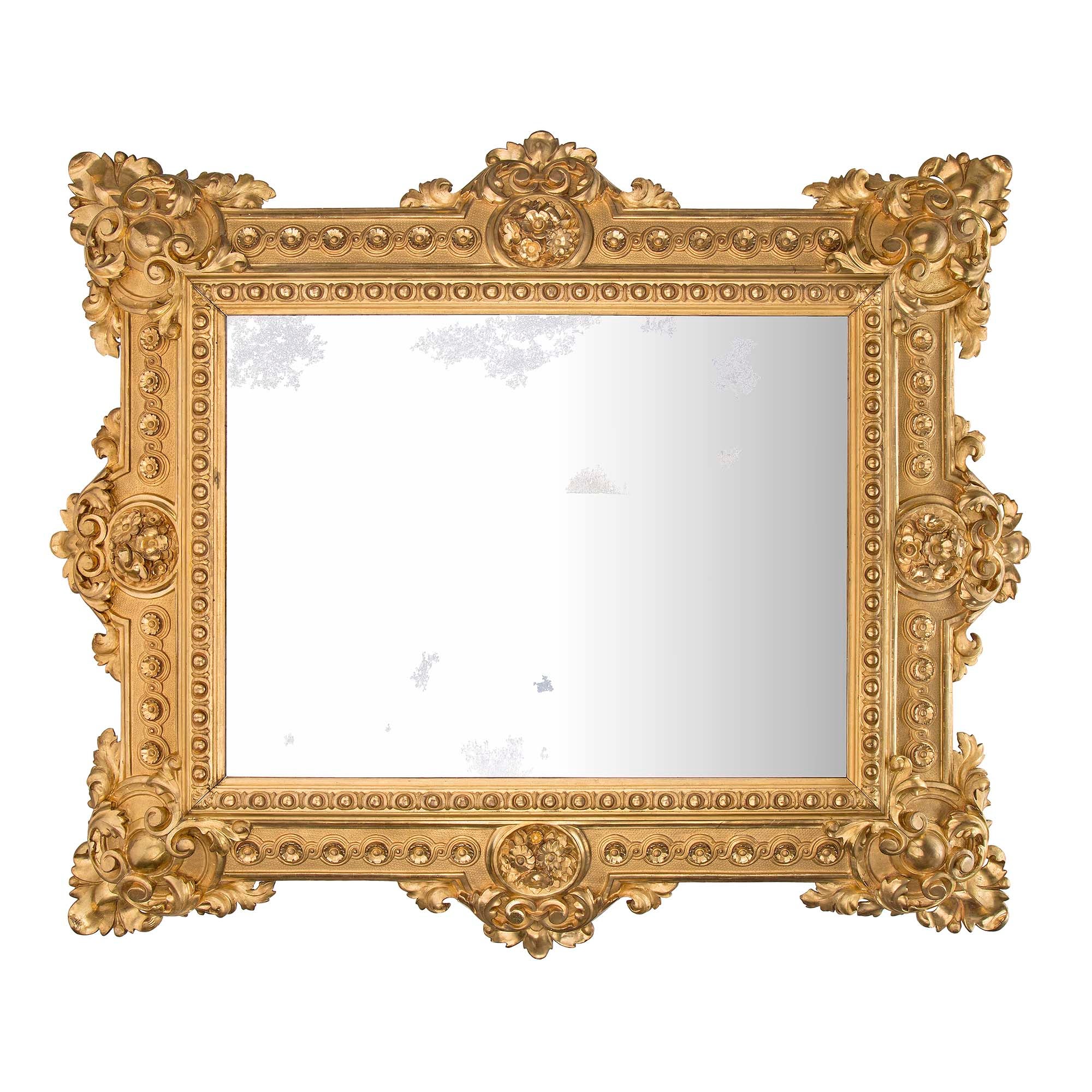 Fein geschnitzter Spiegel aus vergoldetem Holz im französischen Renaissance-Stil des 19. Jahrhunderts