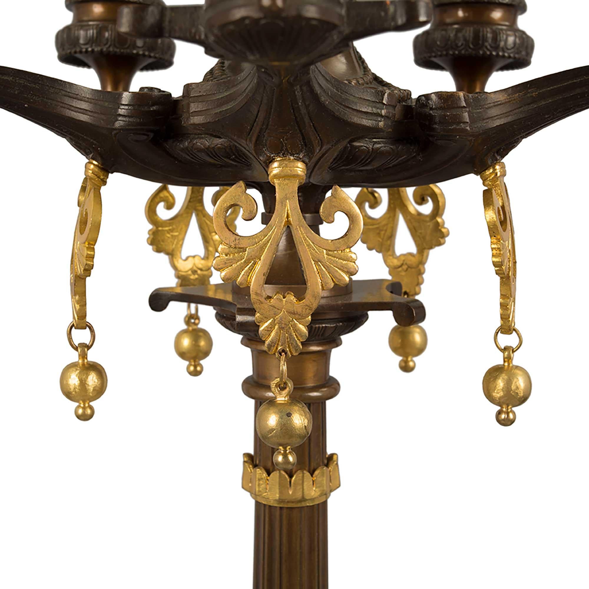 Candélabres français de style Renaissance du XIXe siècle en bronze doré et patiné en vente 2
