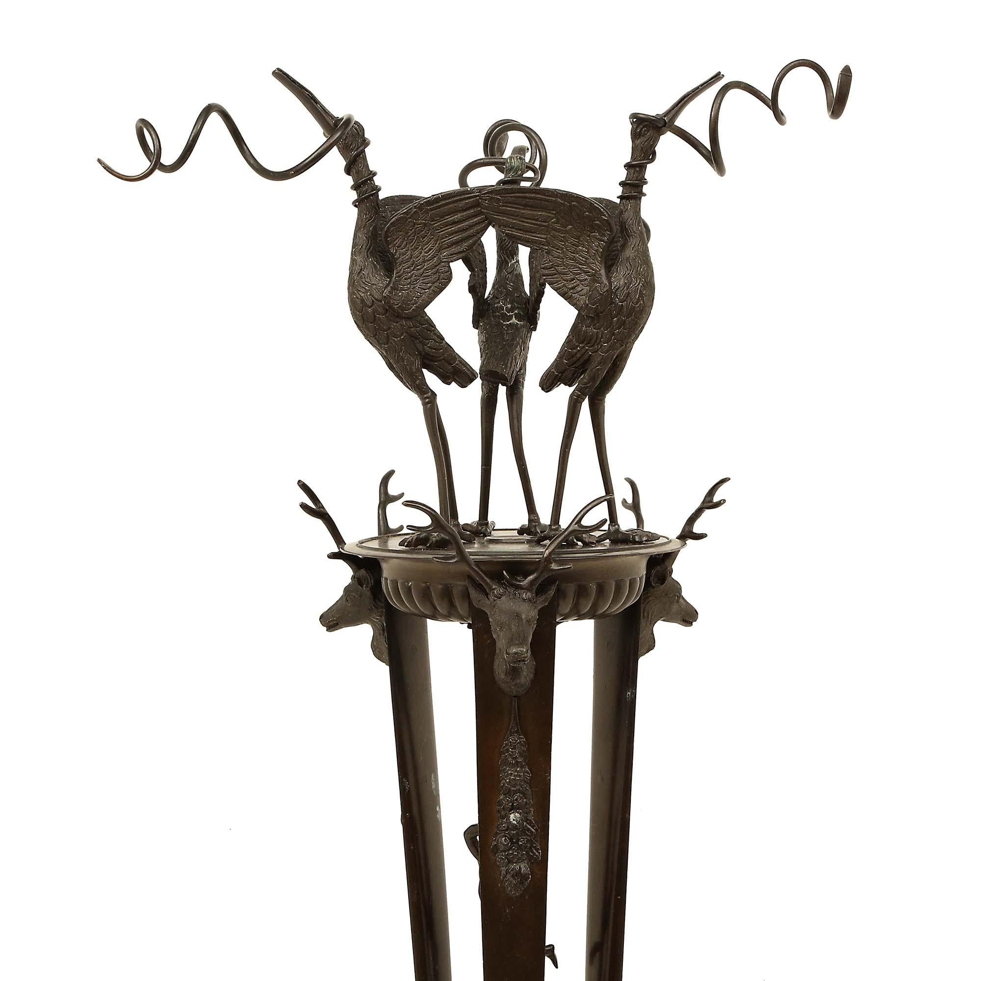 Français Lampes à huile sur pied en bronze patiné de style Renaissance du XIXe siècle français en vente