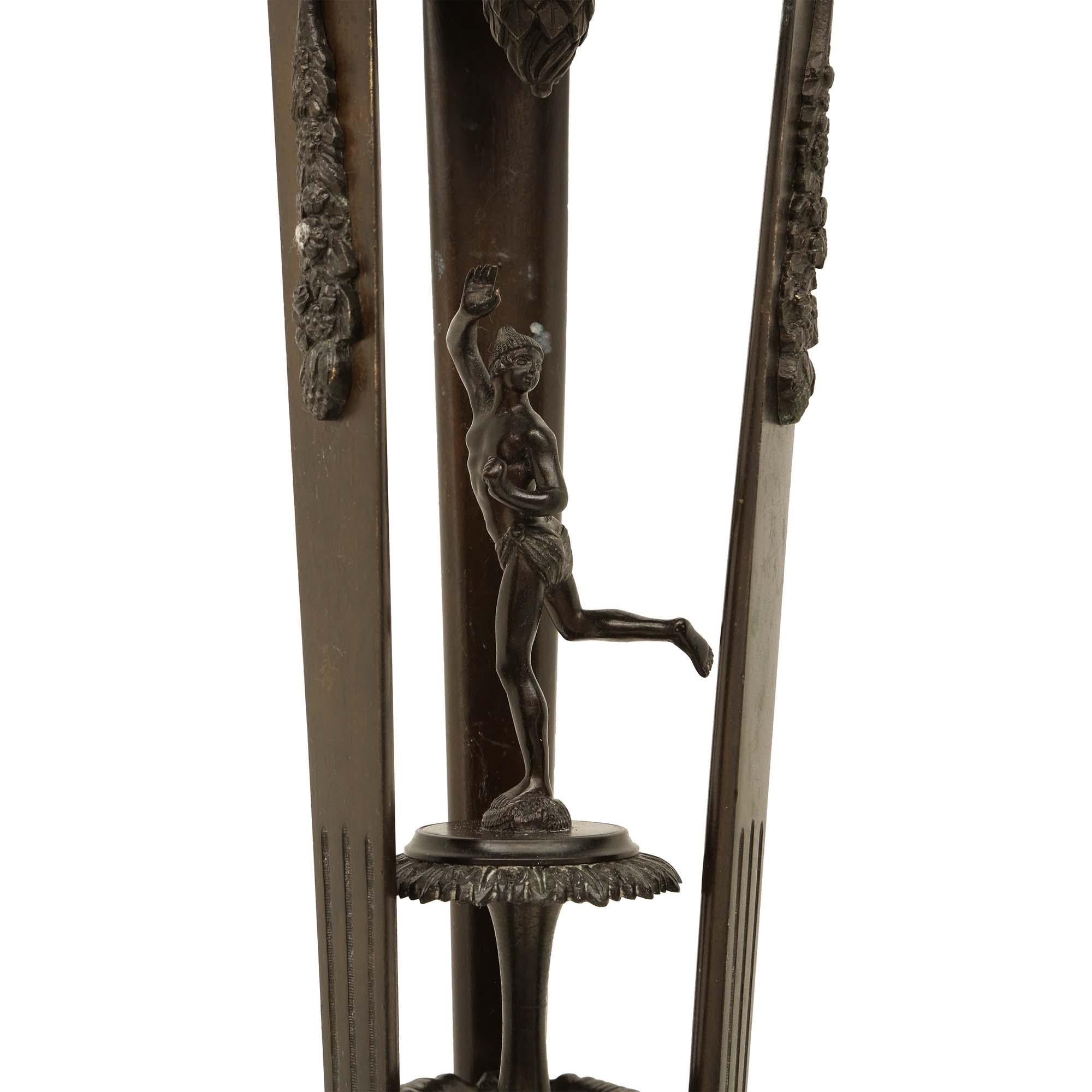Öllampen aus patinierter Bronze im Renaissance-Stil des 19. Jahrhunderts auf Ständer, Frankreich (Patiniert) im Angebot