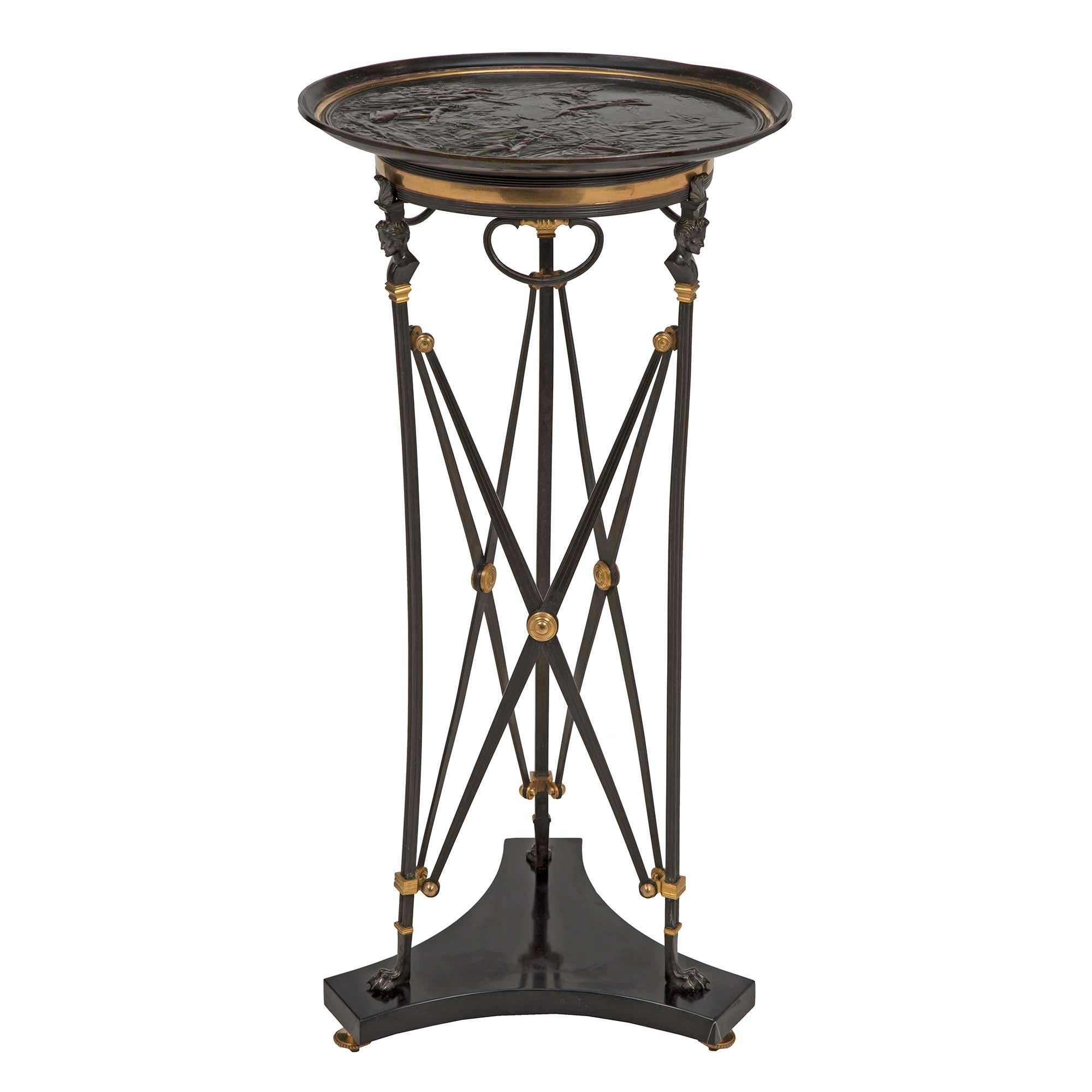 Français Table d'appoint française du 19ème siècle de style Renaissance en bronze patiné conçue par Tazza en vente