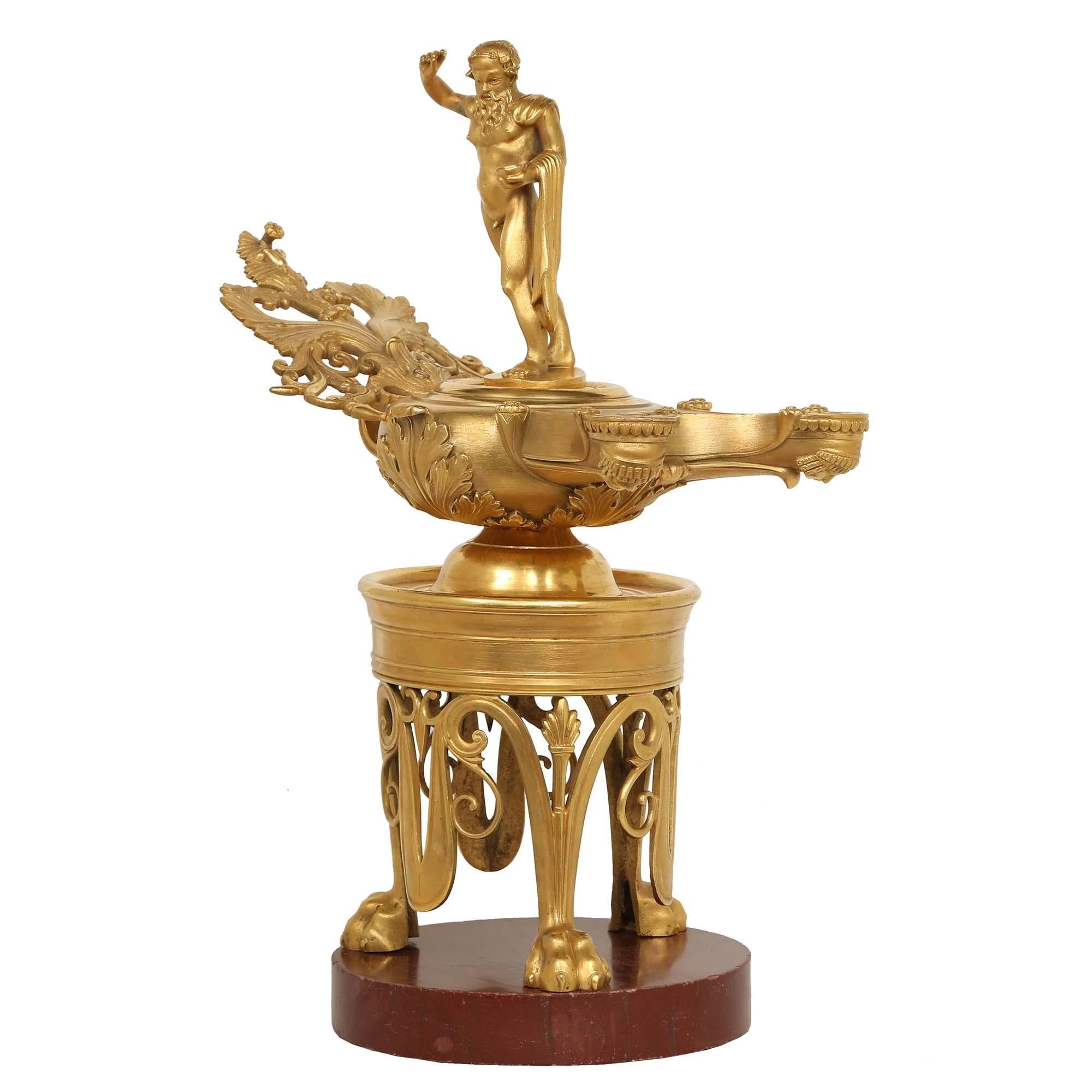 Une spectaculaire lanterne à huile en bronze doré en trois parties, de grande qualité, datant de la Renaissance française du 19ème siècle. La lanterne repose sur une base circulaire en marbre Rouge de Vérone, sous trois beaux pieds à pattes en