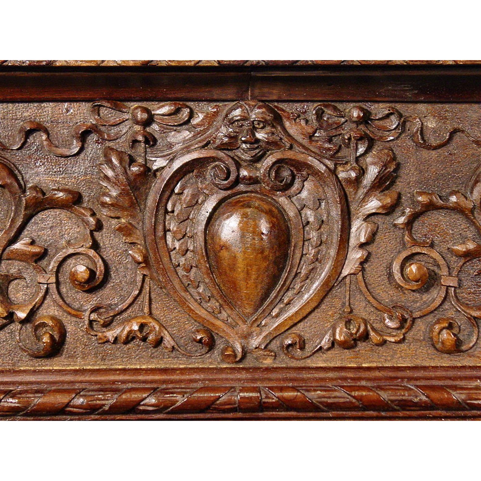 Francese Mantello in legno di noce in stile rinascimentale francese del XIX secolo in vendita