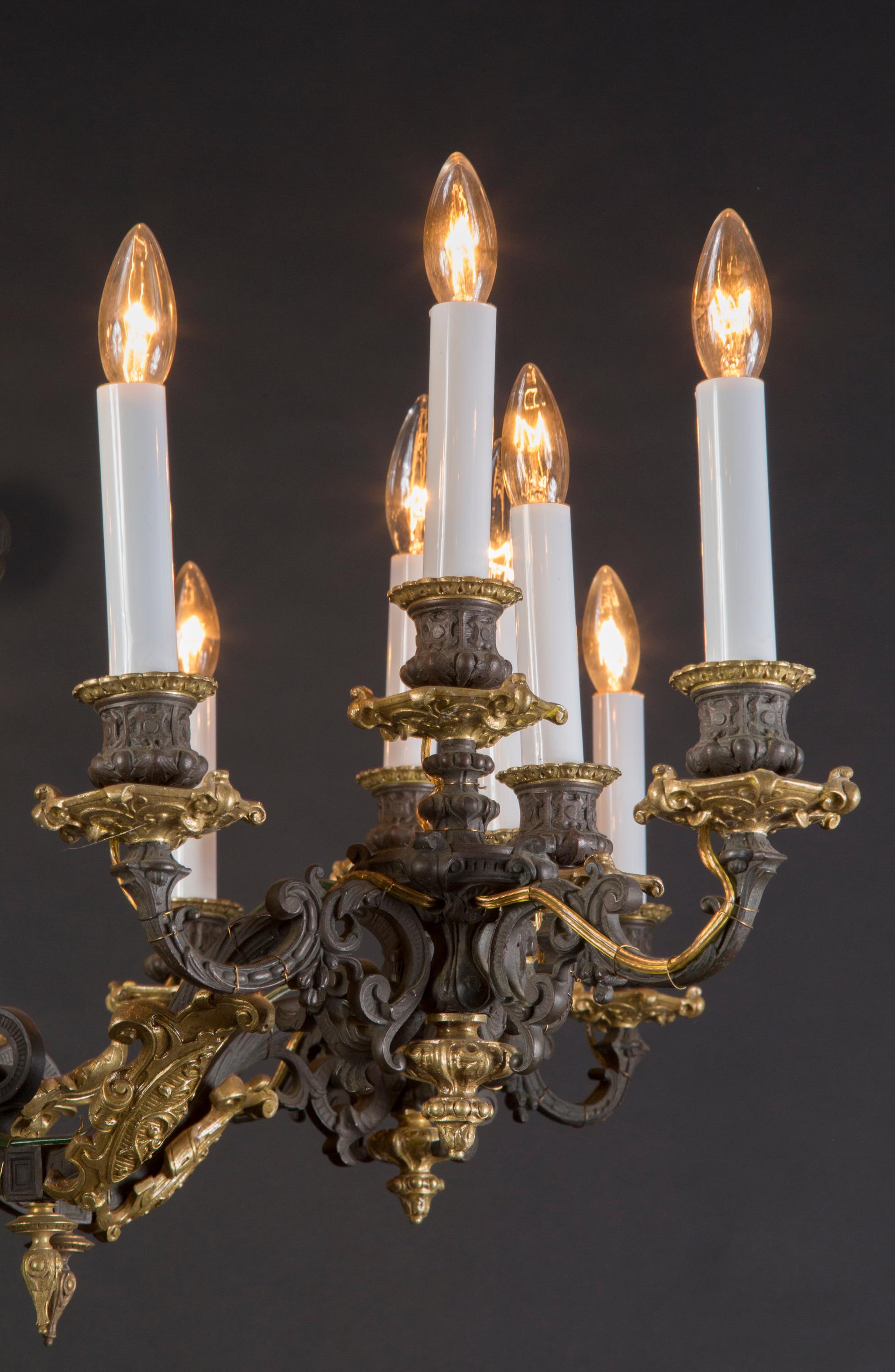 This phenomenal Restauration chandelier features a combination of patinated bronze and bronze d’ore which yields this undeniably eye-catching look. The French antique piece dates back to the 19th century and offers details in plenty; Note the