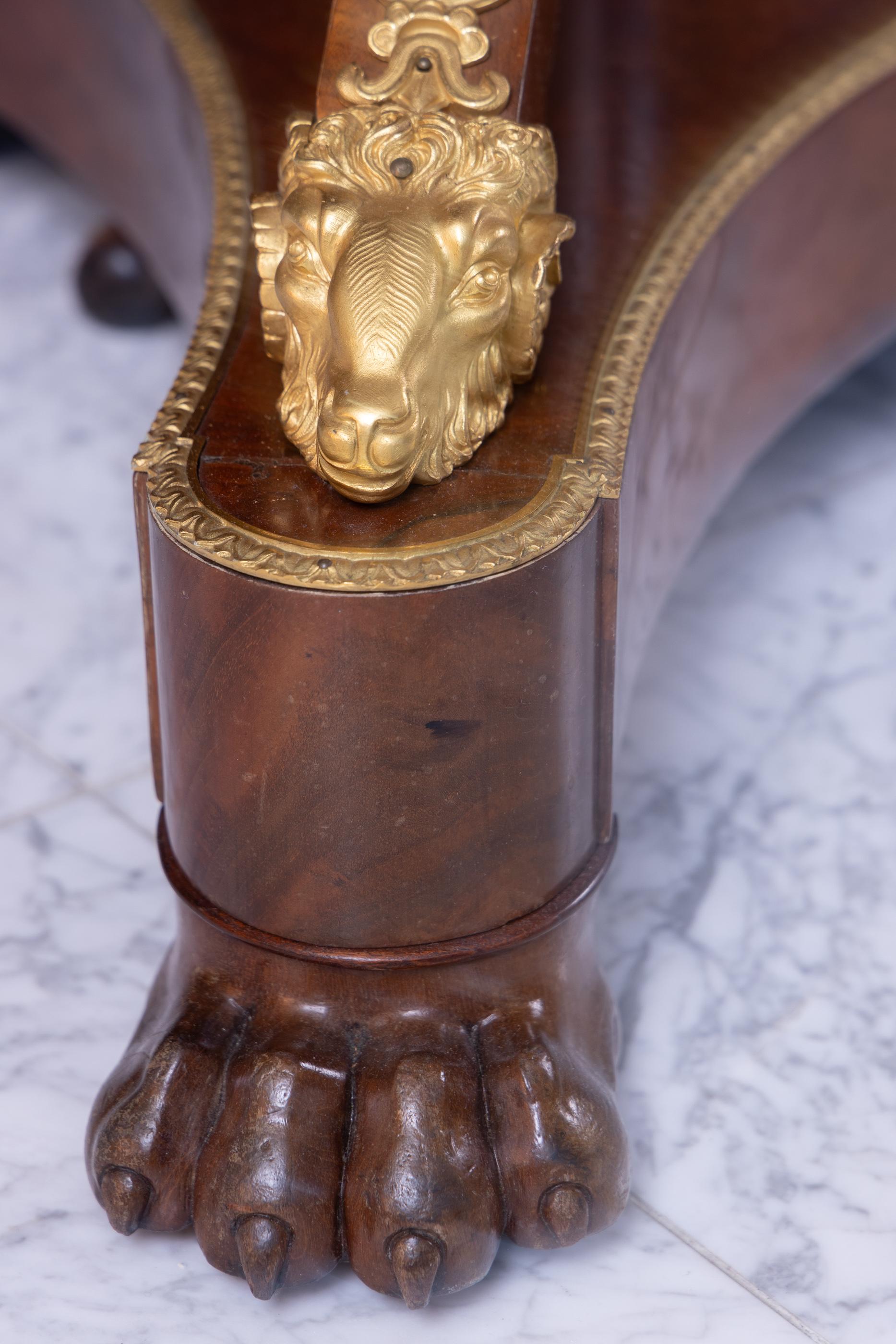 Mesa de comedor francesa con pedestal de caoba Restauration del siglo XIX con finas monturas de bronce d'ore. Las seis sillas que se muestran a continuación forman parte del conjunto de doce sillas que acompañan a esta mesa, y que se venden por