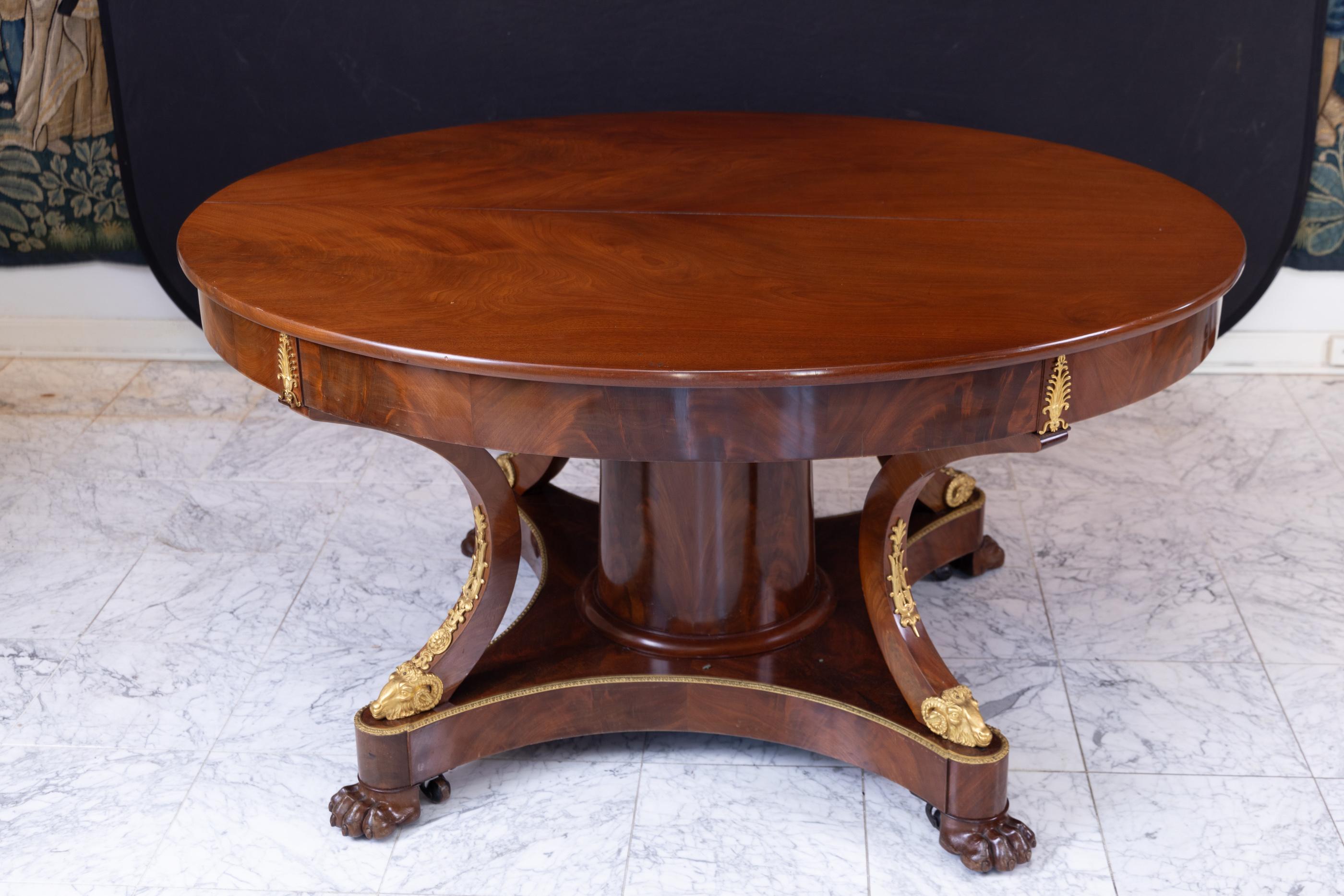Mesa de Comedor de Pedestal de Restauración Francesa del Siglo XIX con Soportes de Bronce d'Ore Francés en venta