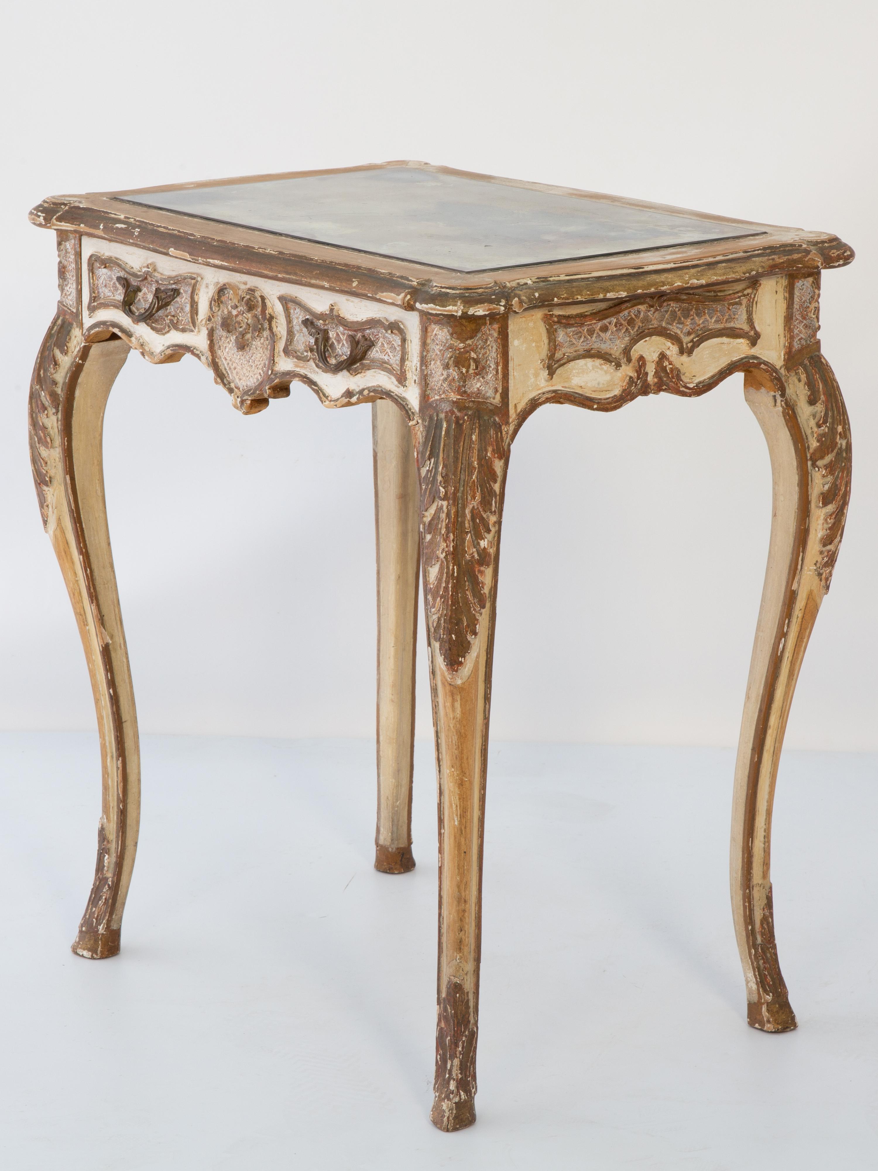 Doré Table d'appoint French Rococo du 19ème siècle avec tiroir et plateau en miroir en vente