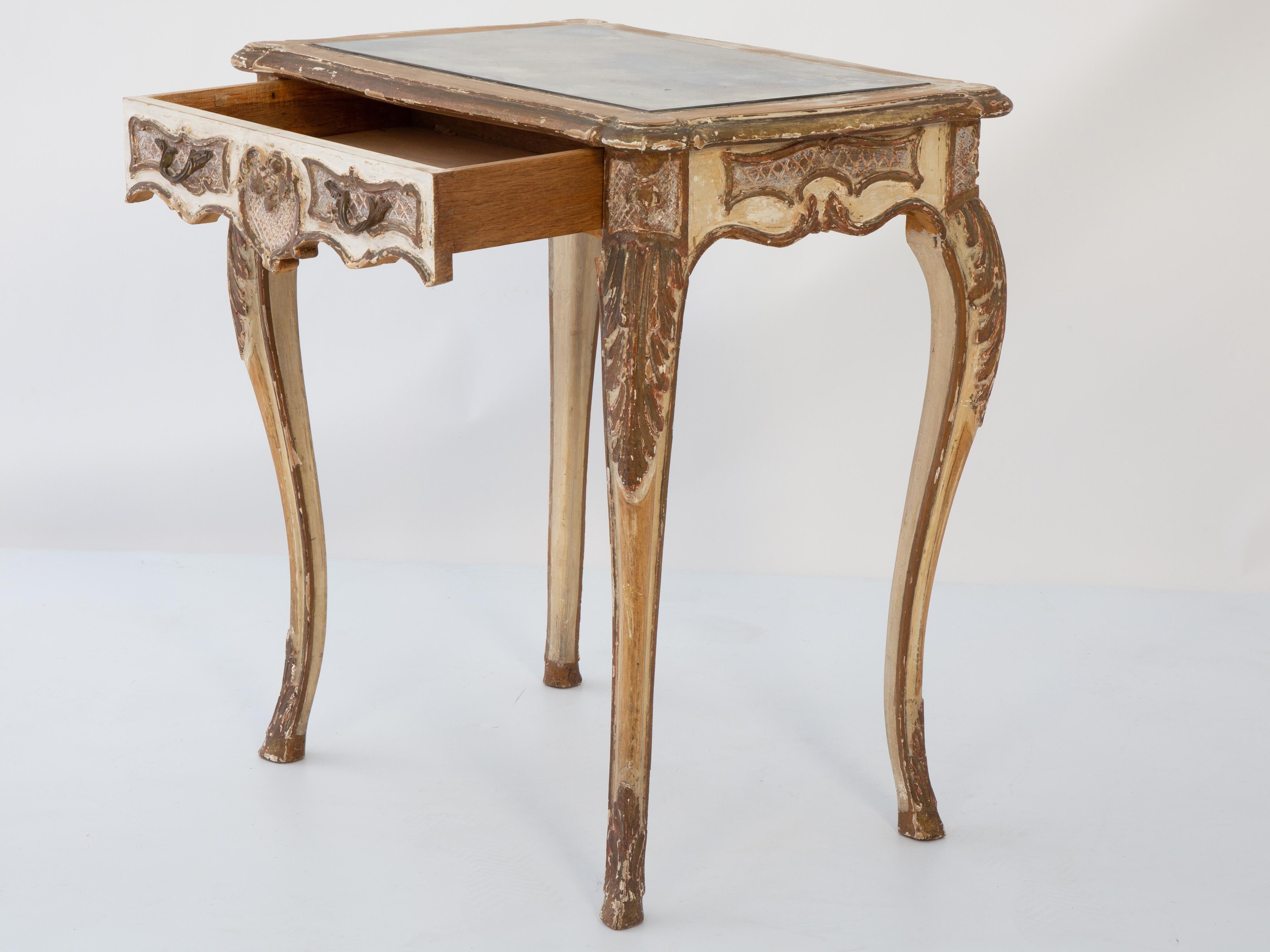 Table d'appoint French Rococo du 19ème siècle avec tiroir et plateau en miroir Abîmé - En vente à West Palm Beach, FL