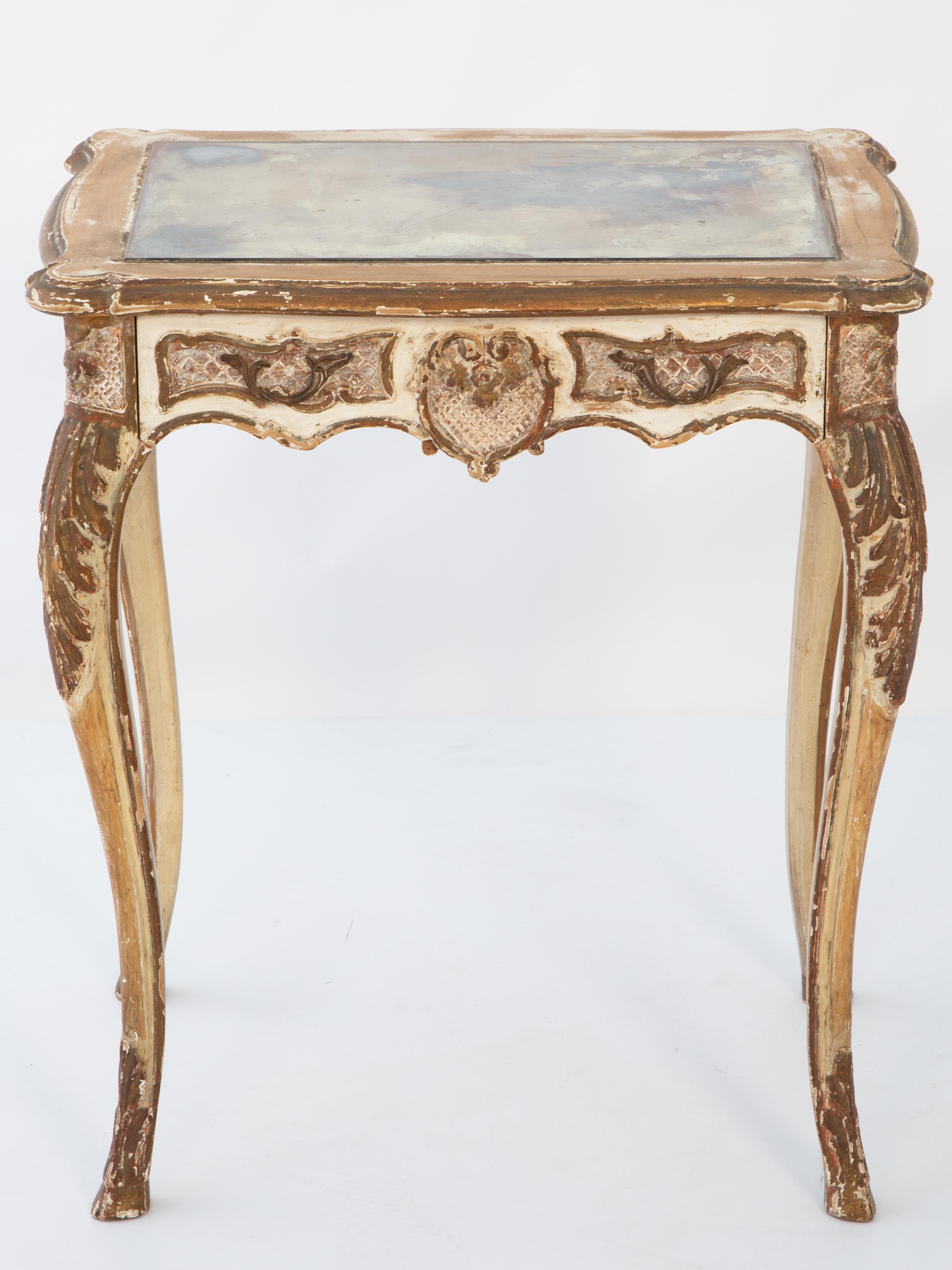 XIXe siècle Table d'appoint French Rococo du 19ème siècle avec tiroir et plateau en miroir en vente