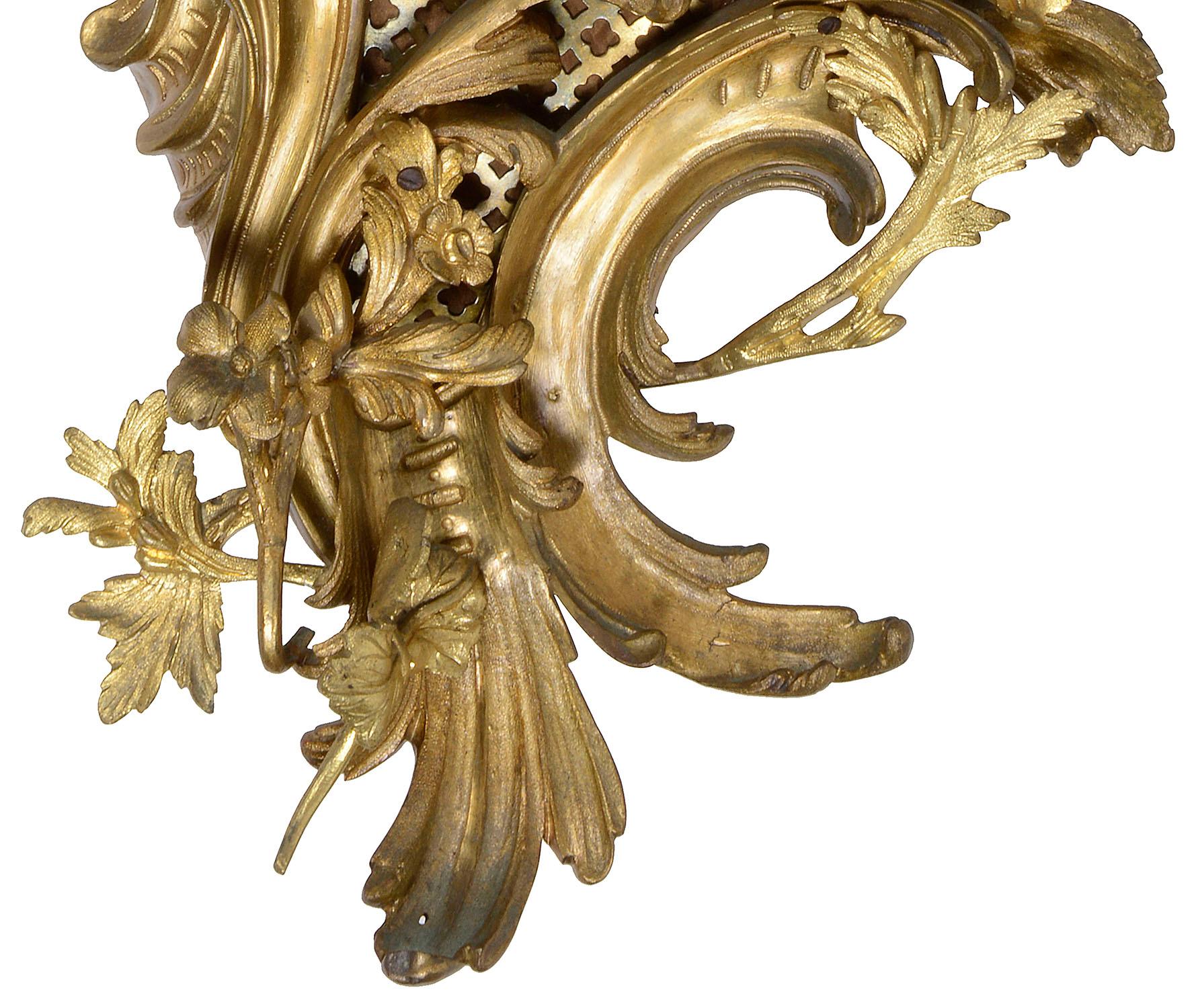 Rokoko-Wanduhr im Louis-XVI-Stil des 19. Jahrhunderts, im Louis-XVI-Stil (Bronze) im Angebot