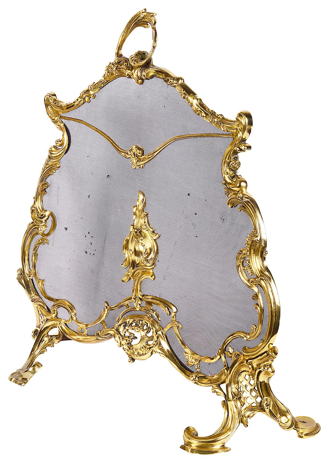 Eine gute Qualität des späten 19. Jahrhunderts Französisch vergoldet Ormolu Rokoko-Stil Kaminschirm, mit eleganten scrolling foilate Dekoration und hob auf aus geschwungenen Füße.