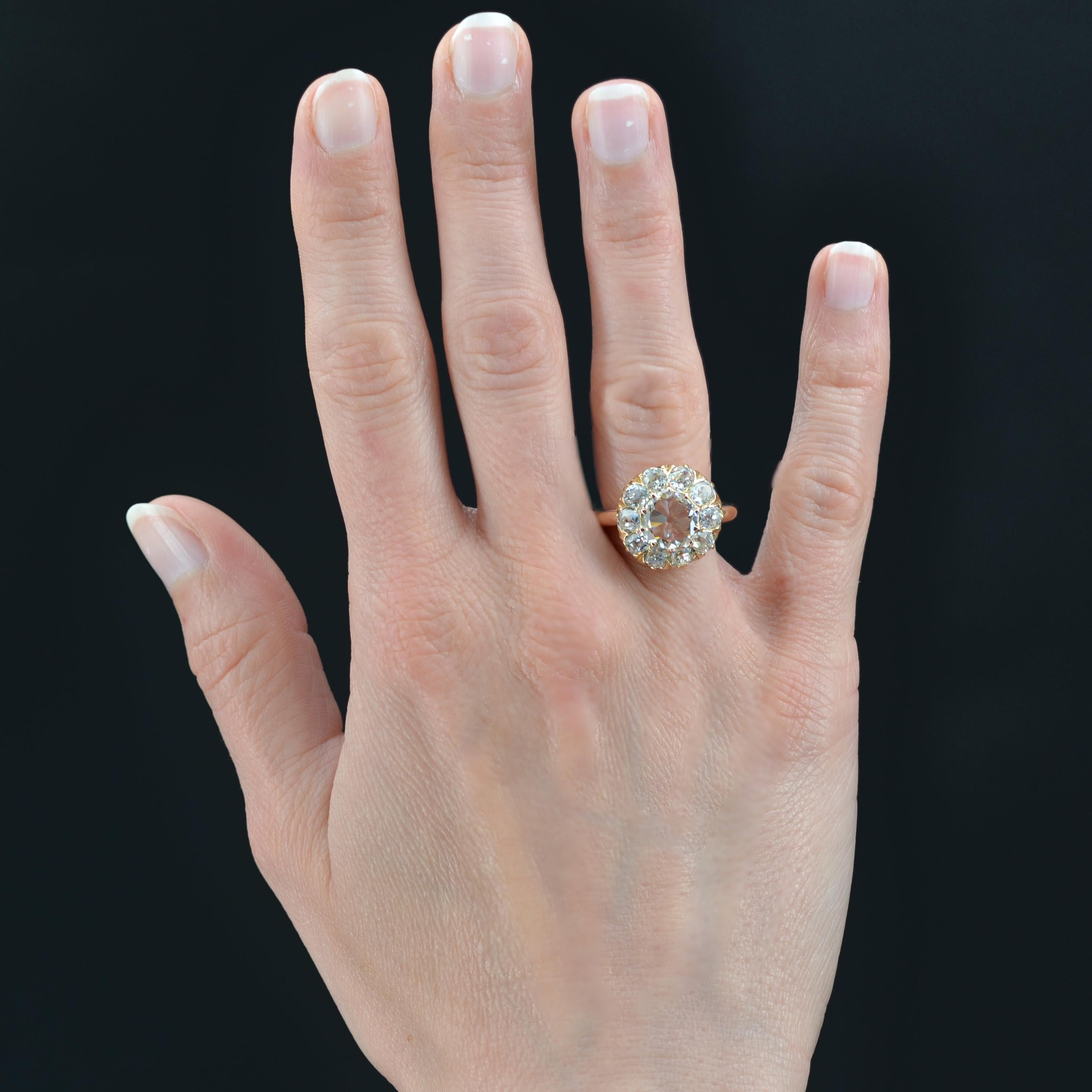 Ring in 18 karat rose gold, own hallmark.
Sumptuous antique daisy ring, it is adorned in the center of an important rose- cut diamond retained in claws in a surrounding of antique cushion- cut diamonds. The setting is formed by lily flower claws.