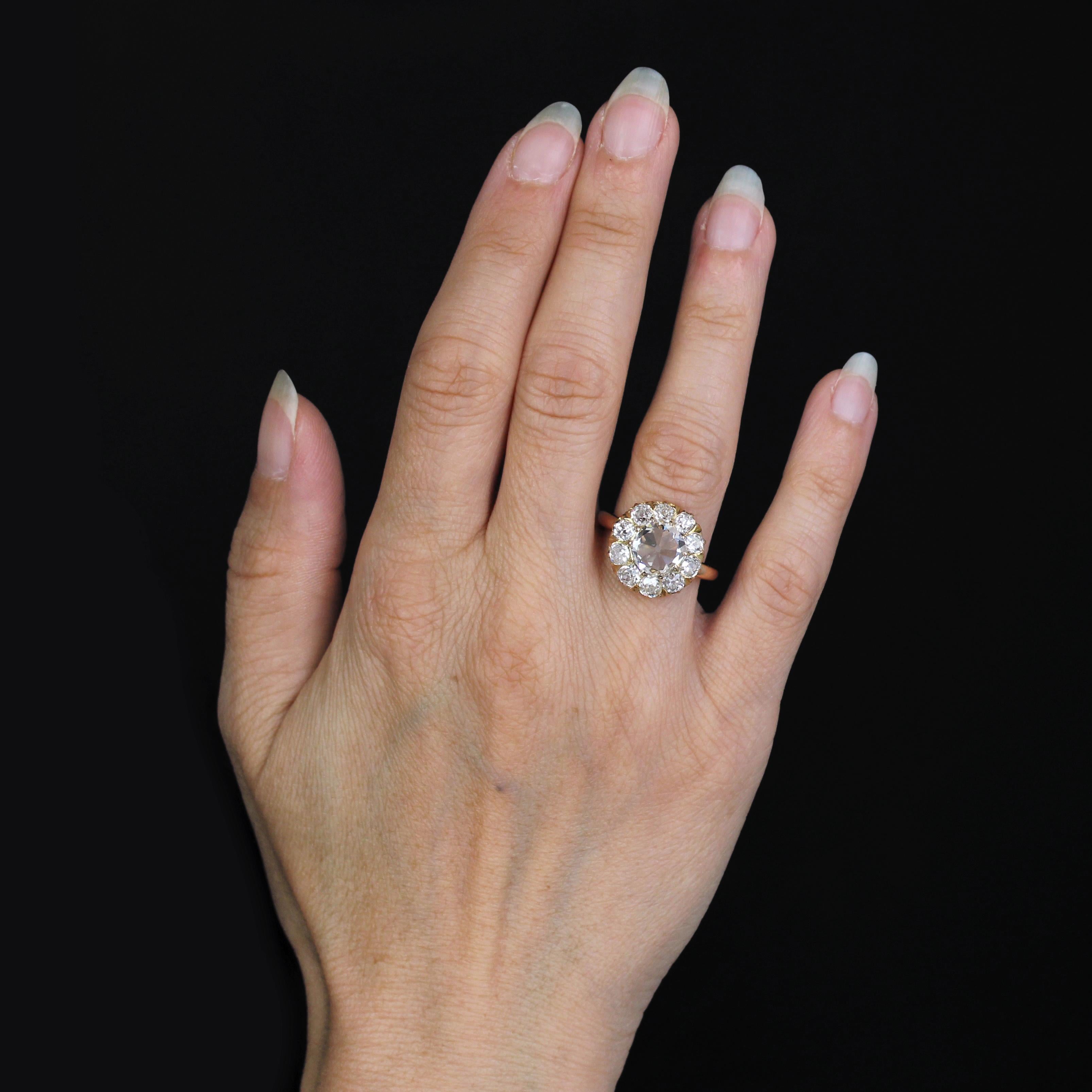 Ring in 18 karat rose gold, own hallmark.
Sumptuous antique daisy ring, it is adorned in the center of an important rose- cut diamond retained in claws in a surrounding of antique cushion- cut diamonds. The setting is formed by lily flower claws.