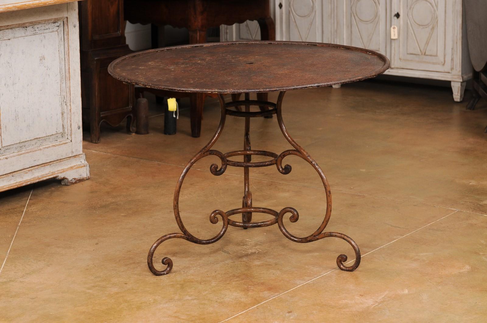 French 19th Century Round Iron Garden Table with Scrolling Base and Rusty Finish For Sale 7