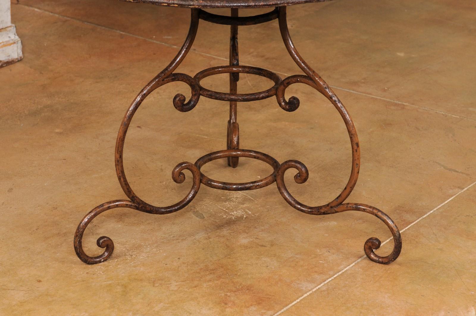 French 19th Century Round Iron Garden Table with Scrolling Base and Rusty Finish For Sale 8