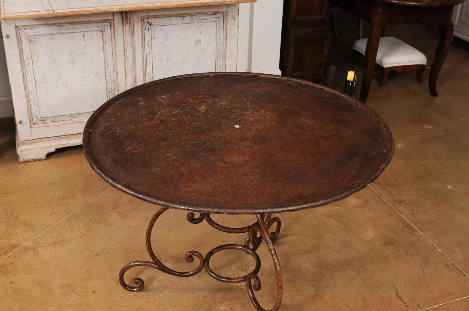 French 19th Century Round Iron Garden Table with Scrolling Base and Rusty Finish For Sale 9