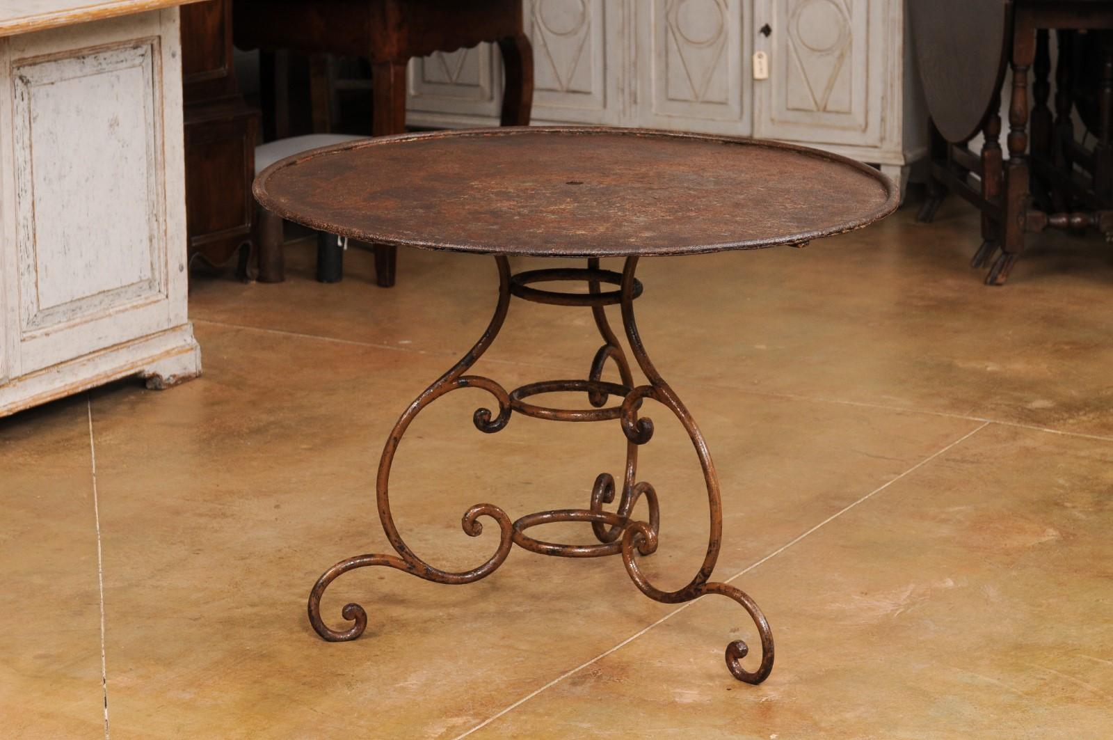 French 19th Century Round Iron Garden Table with Scrolling Base and Rusty Finish In Good Condition For Sale In Atlanta, GA