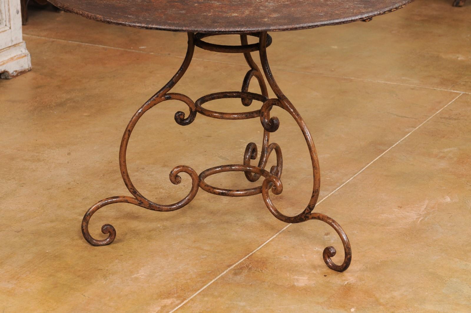 French 19th Century Round Iron Garden Table with Scrolling Base and Rusty Finish For Sale 1