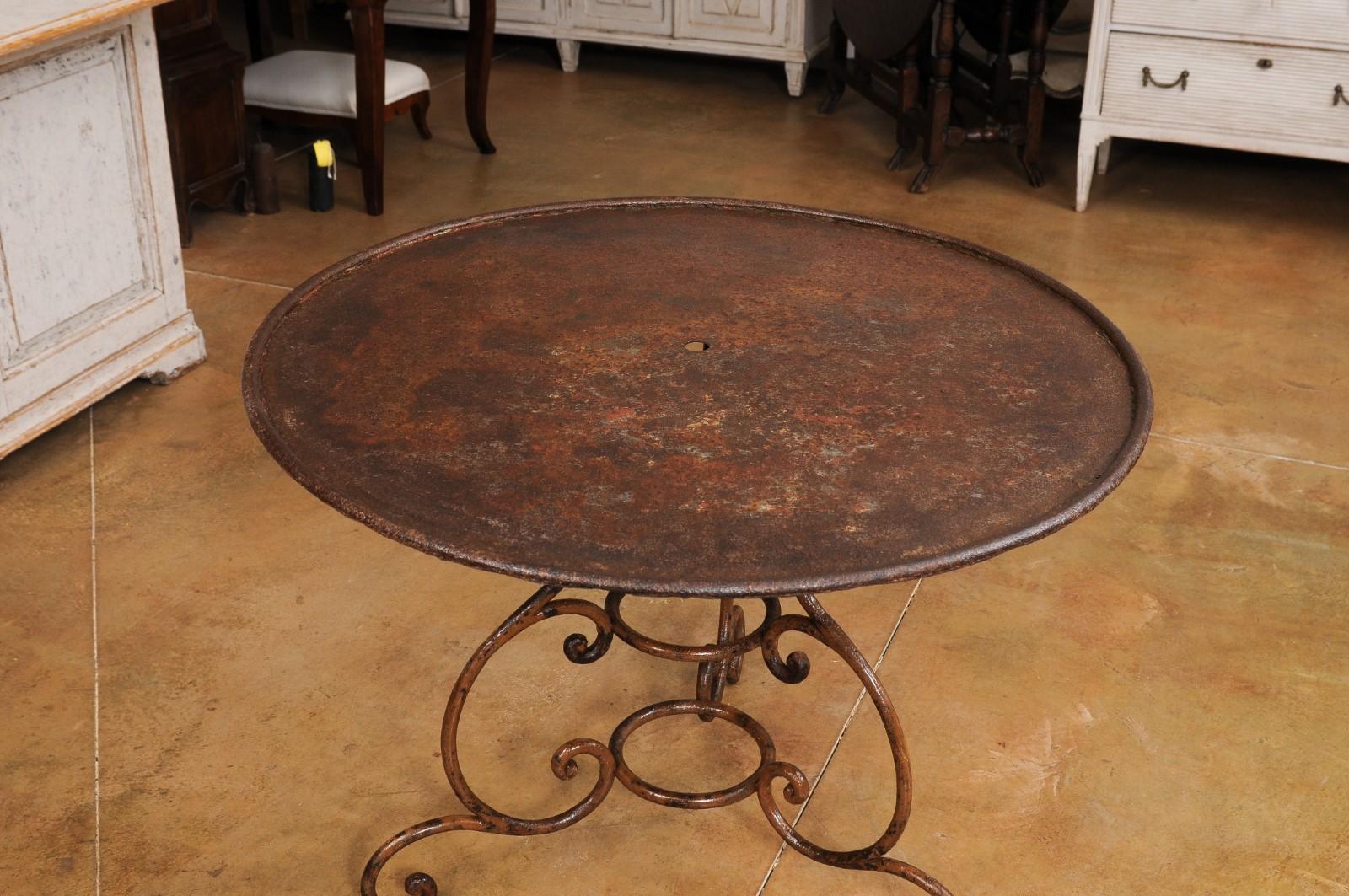 French 19th Century Round Iron Garden Table with Scrolling Base and Rusty Finish For Sale 2