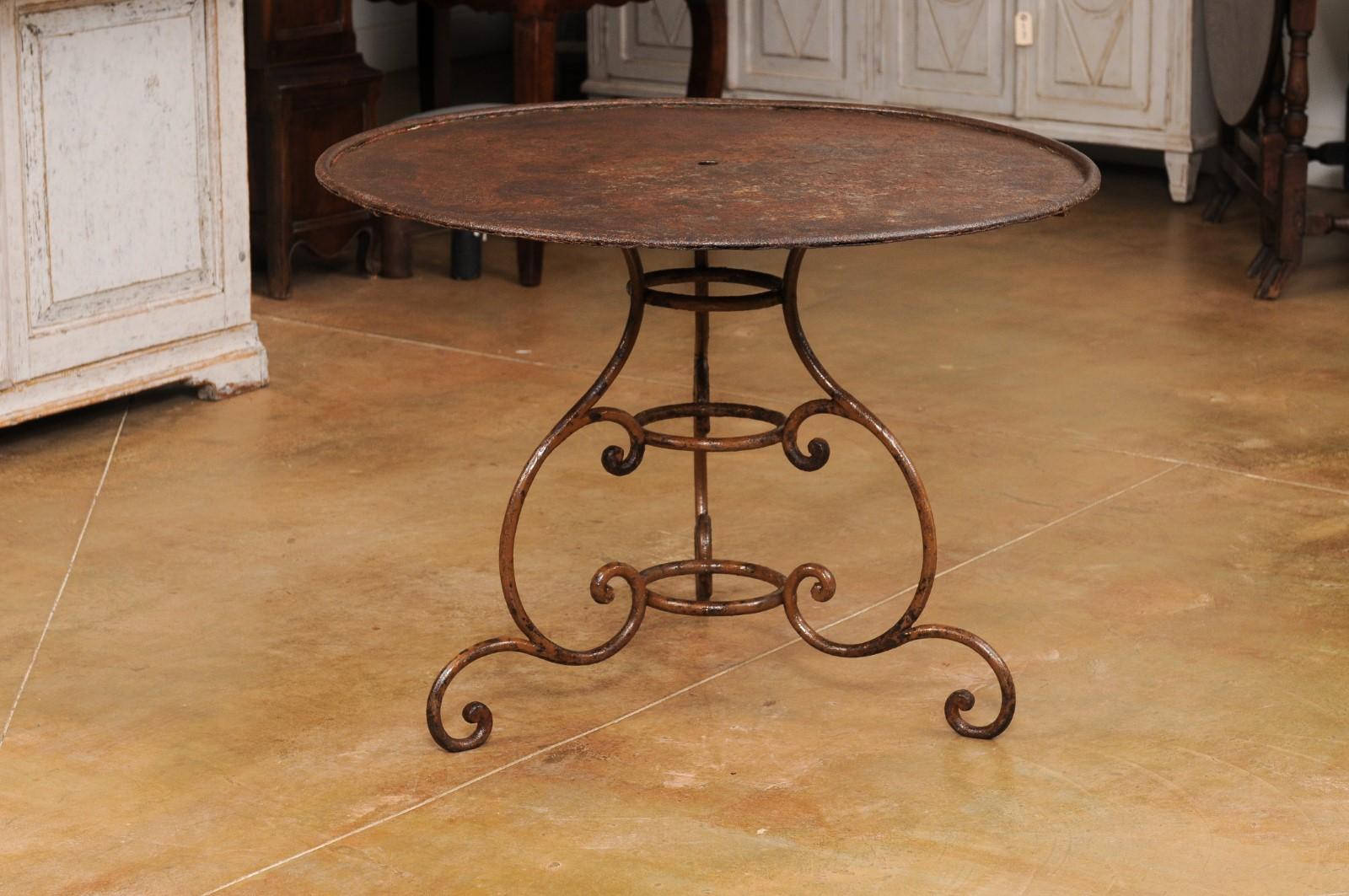 French 19th Century Round Iron Garden Table with Scrolling Base and Rusty Finish For Sale 3