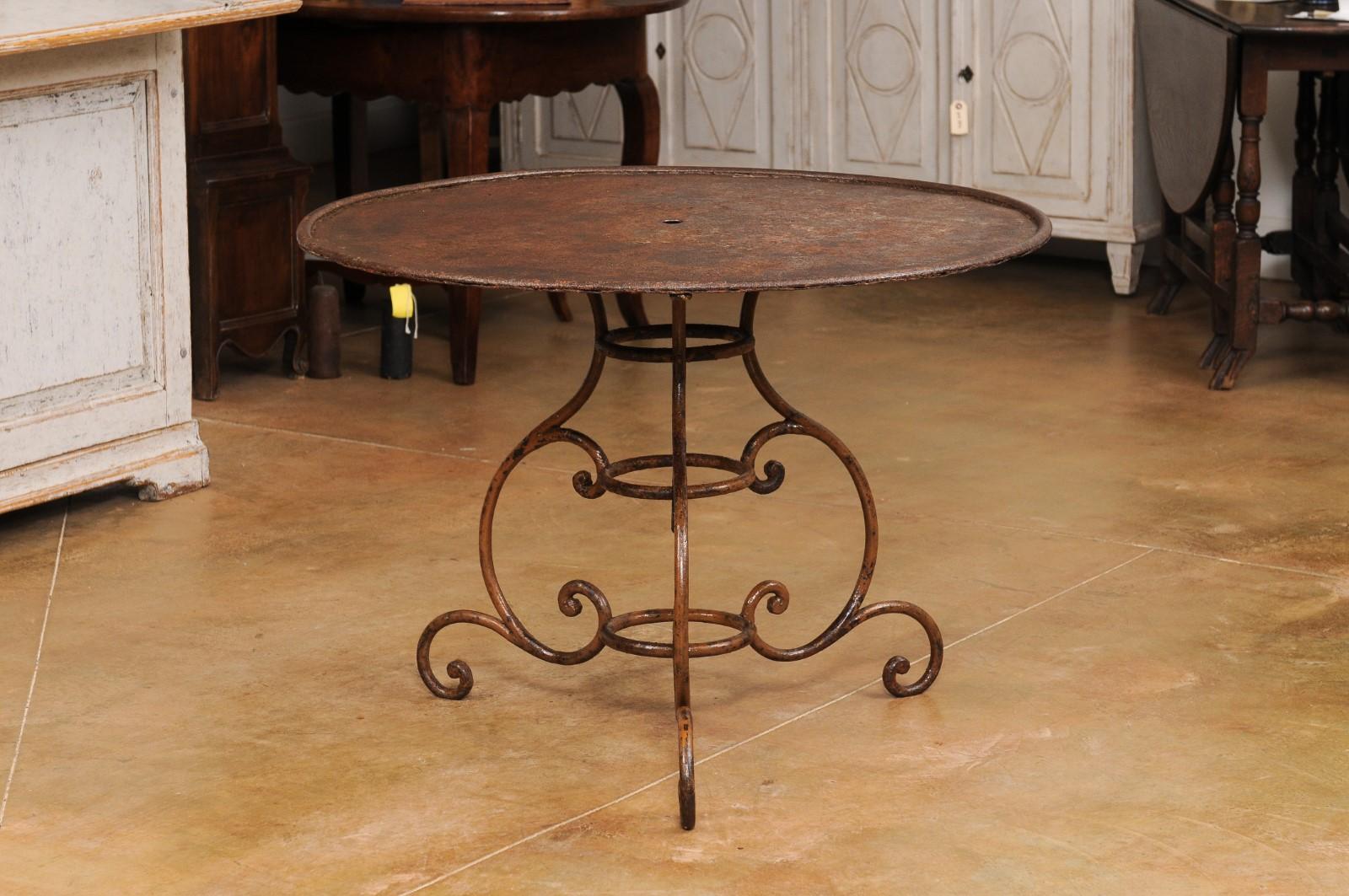 French 19th Century Round Iron Garden Table with Scrolling Base and Rusty Finish For Sale 4