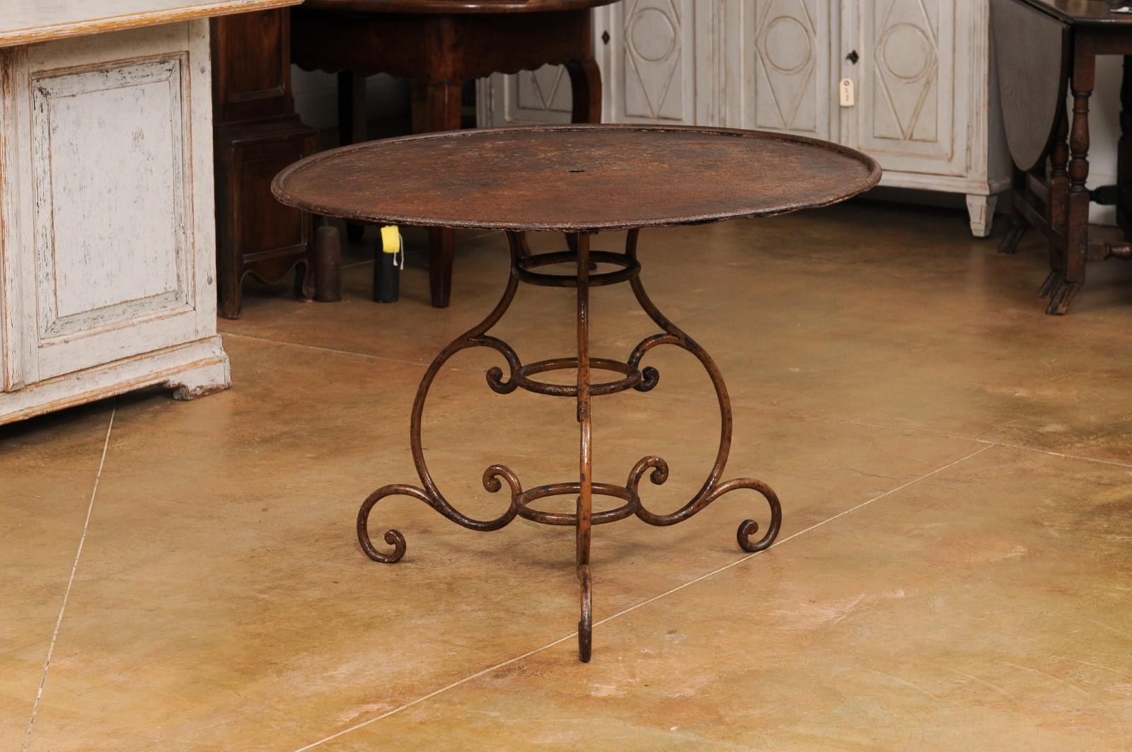 French 19th Century Round Iron Garden Table with Scrolling Base and Rusty Finish For Sale 6