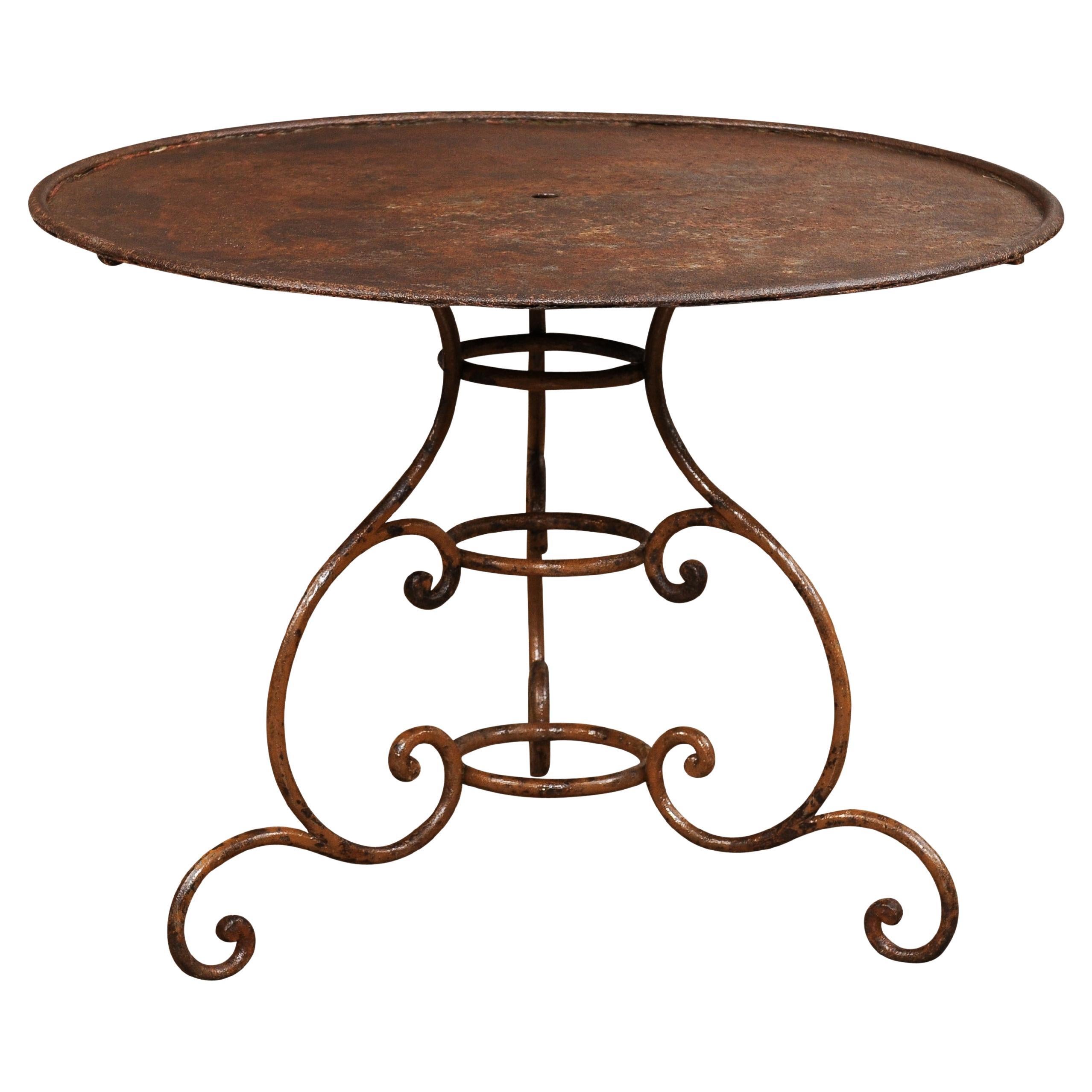 French 19th Century Round Iron Garden Table with Scrolling Base and Rusty Finish For Sale