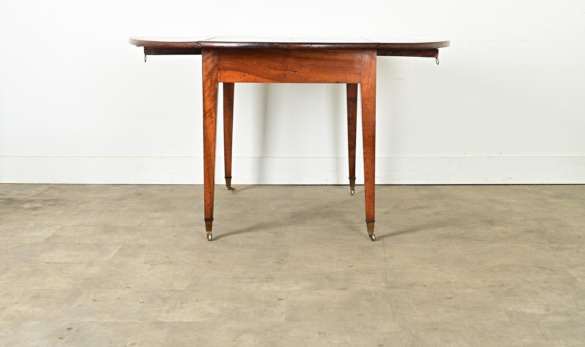 Table de salle à manger ronde en noyer du 19ème siècle en vente 2