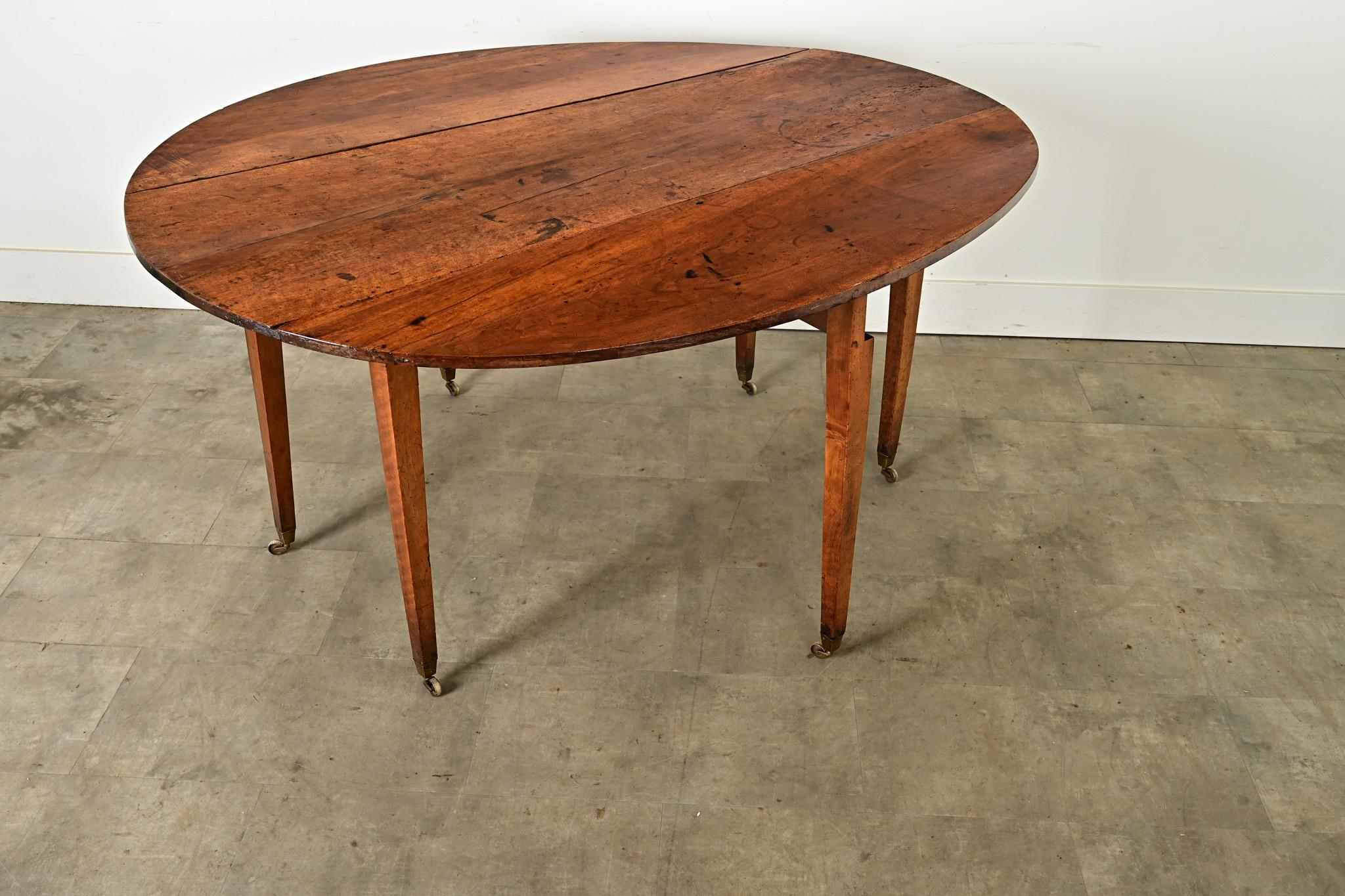 Magnifique table de salle à manger ronde en noyer, fabriquée en France vers 1850. La table est fabriquée en noyer massif avec des veines merveilleusement exprimées et des planches qui ont été assorties, créant ainsi un intérêt équilibré. Un seul