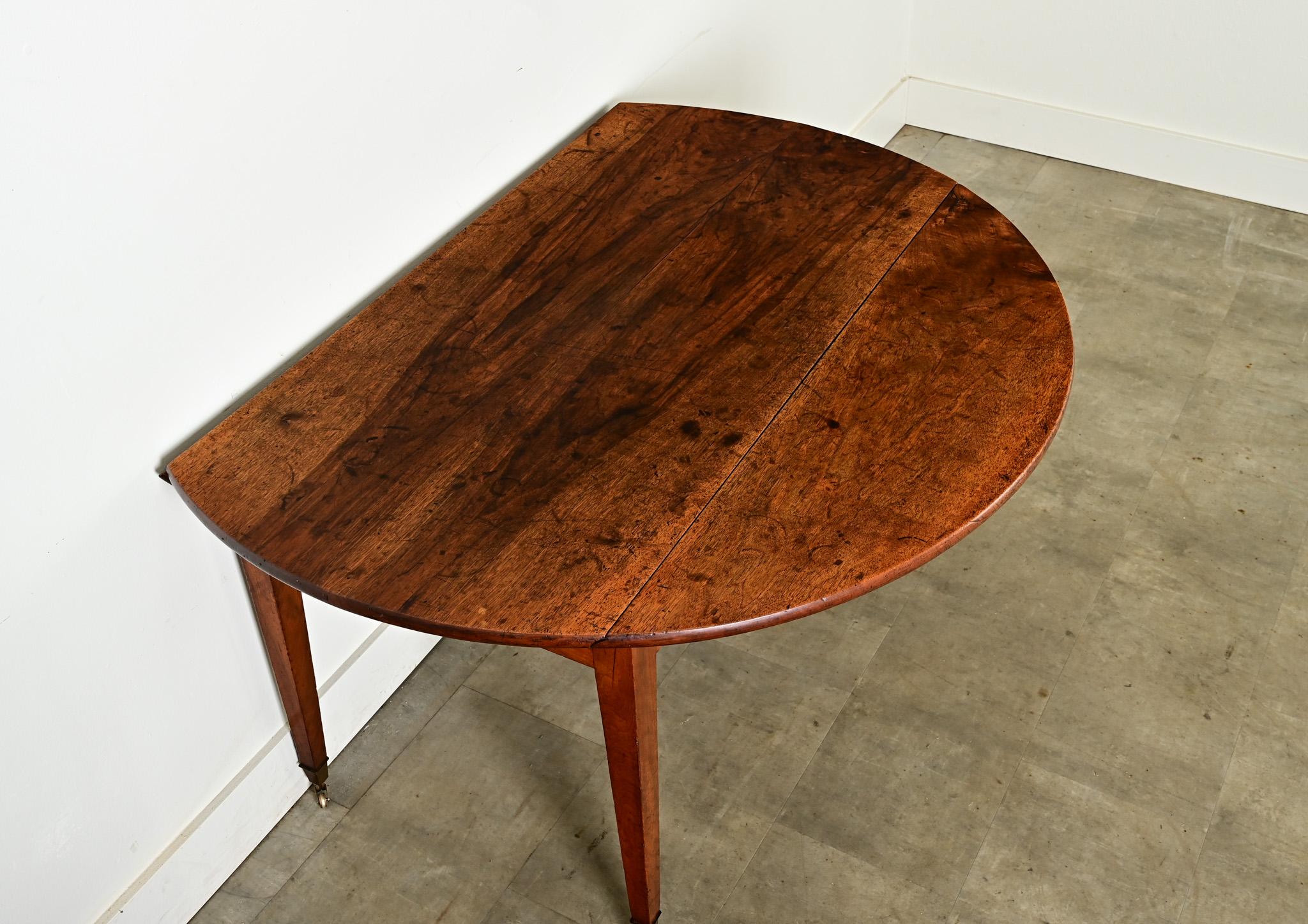 Moulage Table de salle à manger ronde en noyer du 19ème siècle en vente
