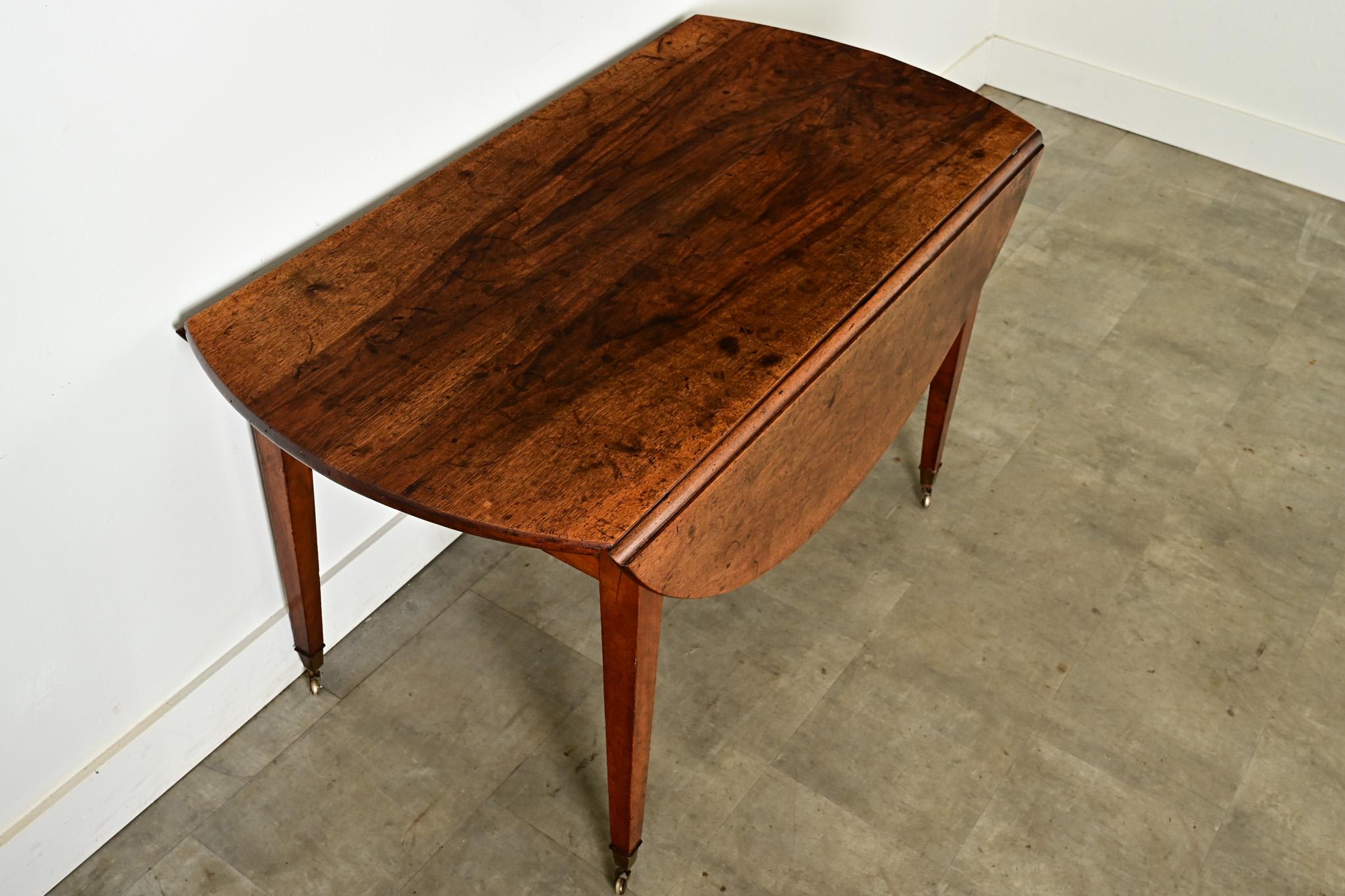 Table de salle à manger ronde en noyer du 19ème siècle Bon état - En vente à Baton Rouge, LA