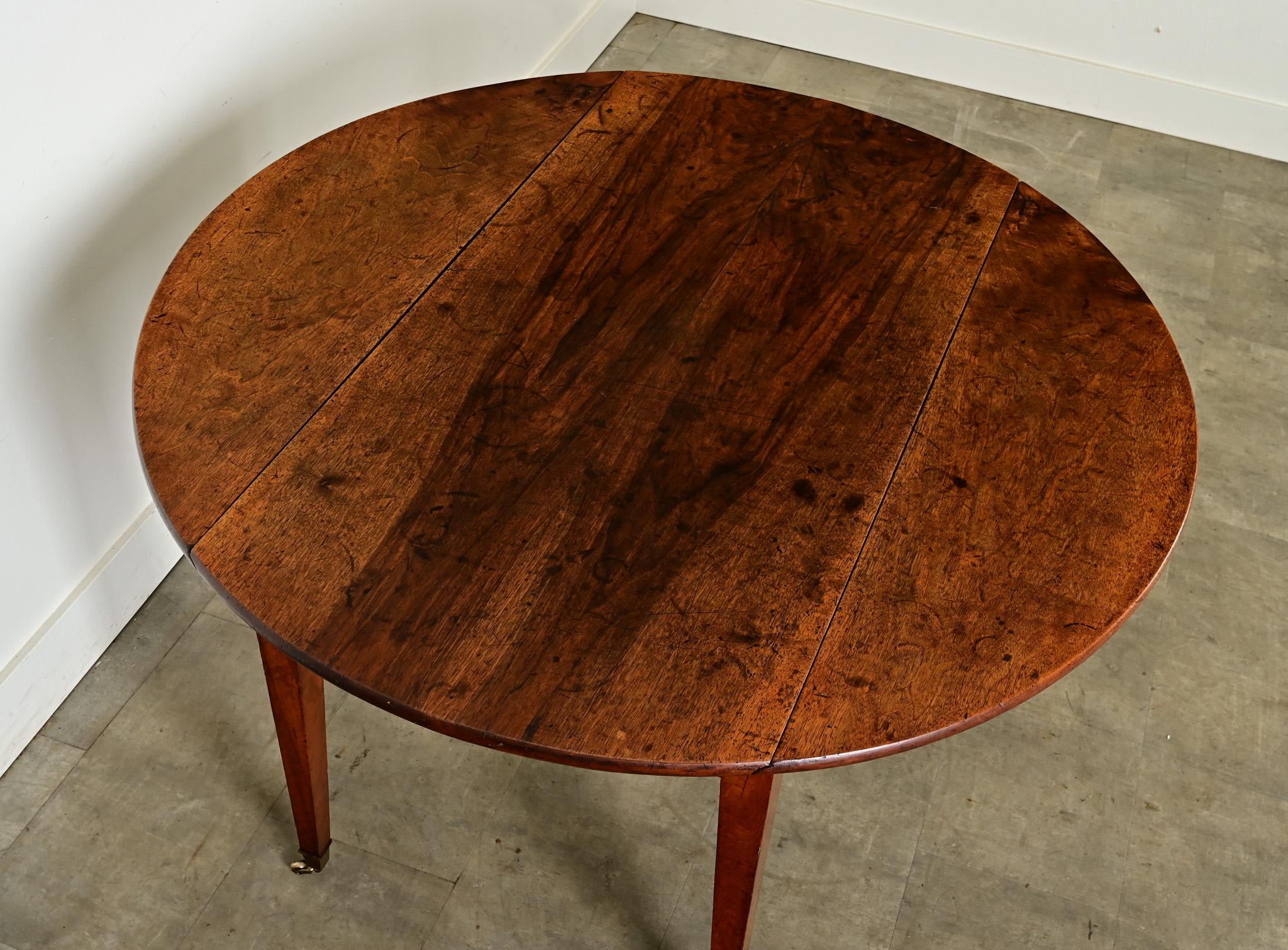 XIXe siècle Table de salle à manger ronde en noyer du 19ème siècle en vente