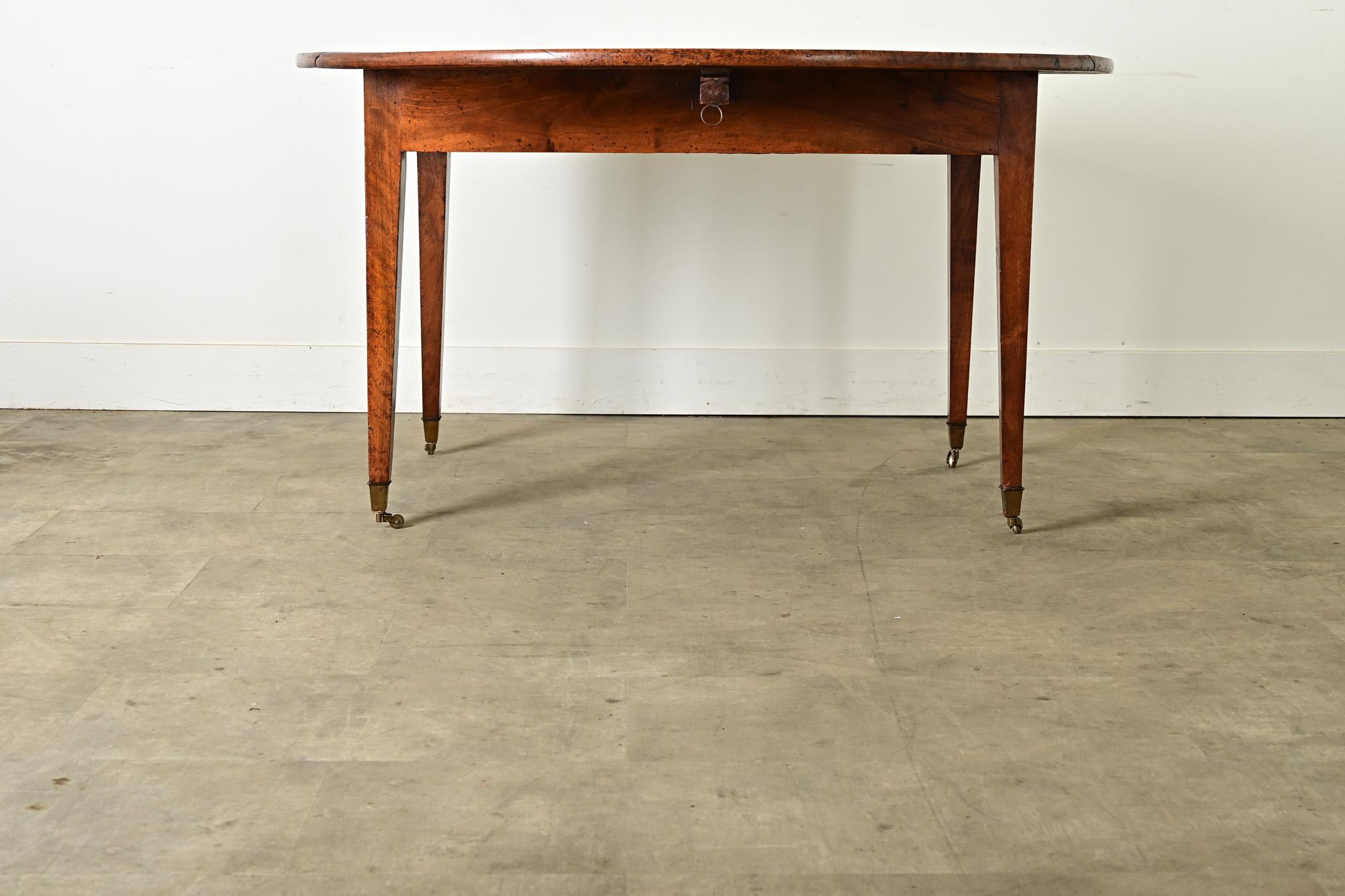 Laiton Table de salle à manger ronde en noyer du 19ème siècle en vente