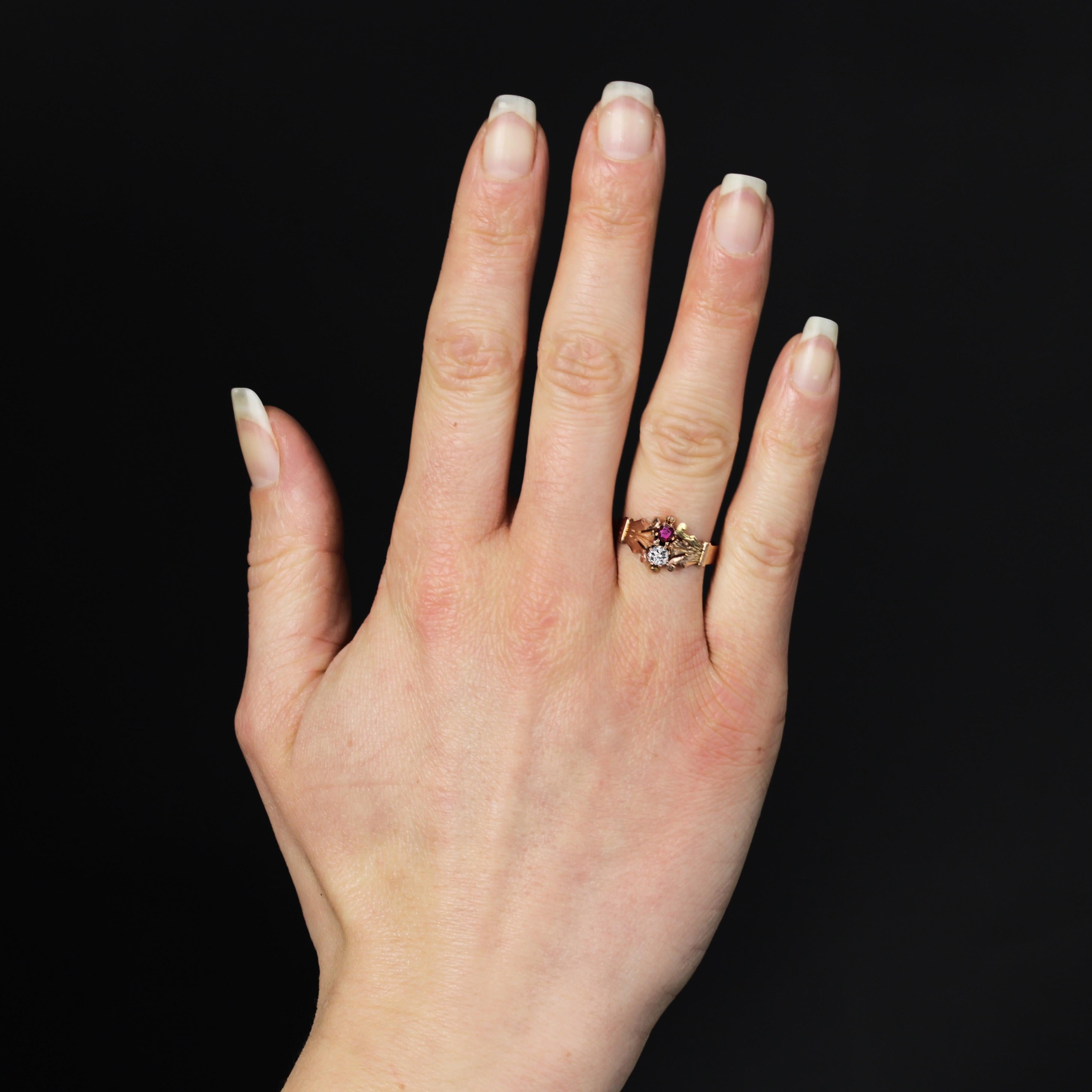 Ring aus 18 Karat Roségold, Pferdekopfpunze.
Dieser prächtige antike Ring zeigt ein eingraviertes Fleur-de-Lis-Motiv an der Basis des Bandes, das einen antiken Diamanten im Brillantschliff und einen runden Rubin hält. Eine kleine Goldperle umrahmt