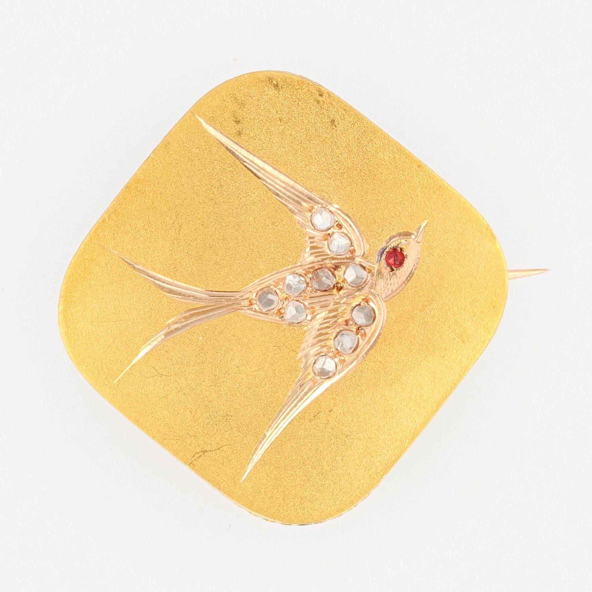 Brooch in 18 karat rose gold, eagle head hallmark.
Of lozenge shape, this charming antique flat brooch, is engraved of a pattern of swallow, whose body is set with rose- cut diamonds and the eye of a ruby cabochon.
Total weight of the jewel : 3,6 g