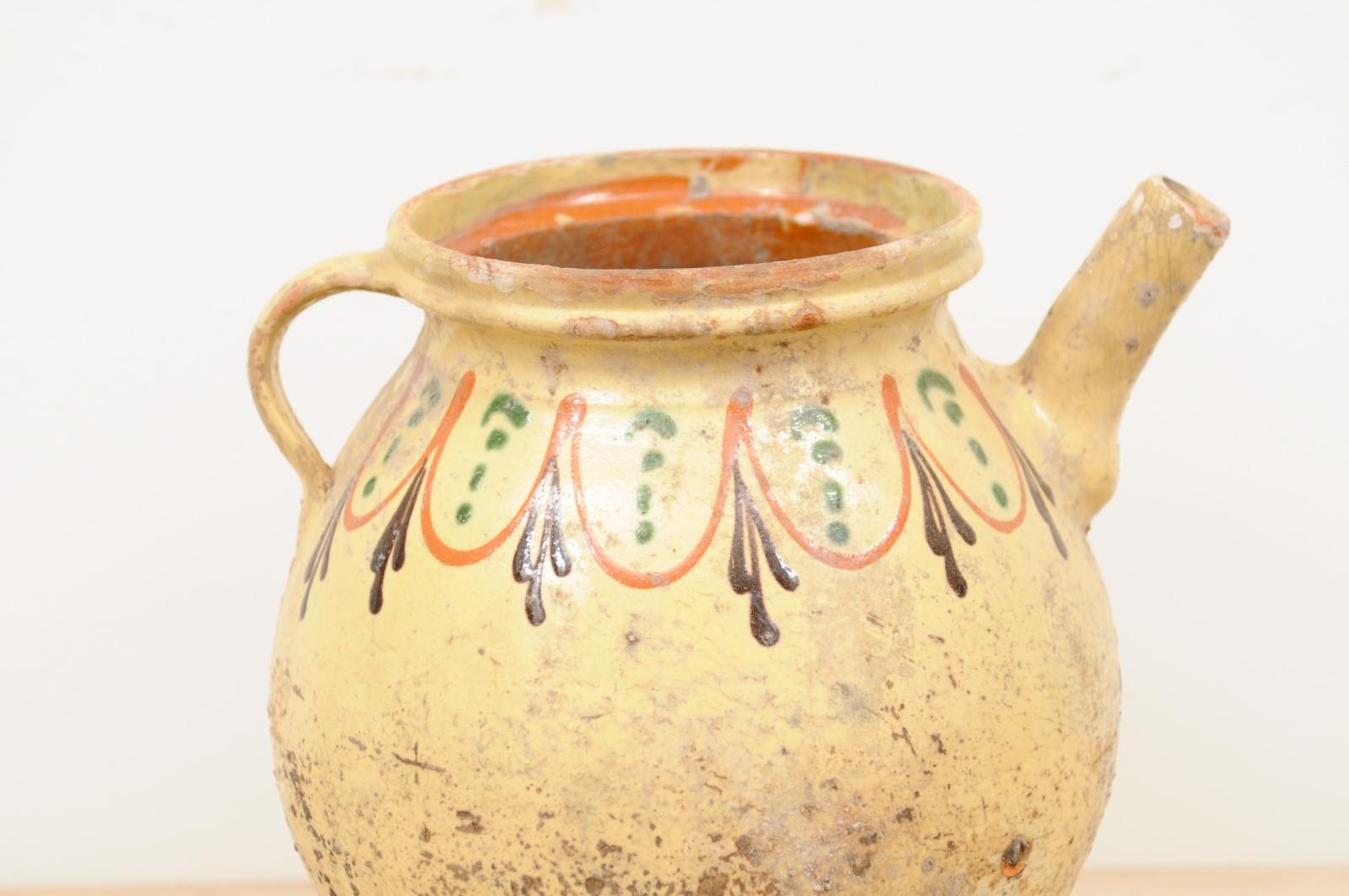 Français Pot à huile d'olivier en poterie émaillée rustique du 19ème siècle avec motifs polychromes en vente