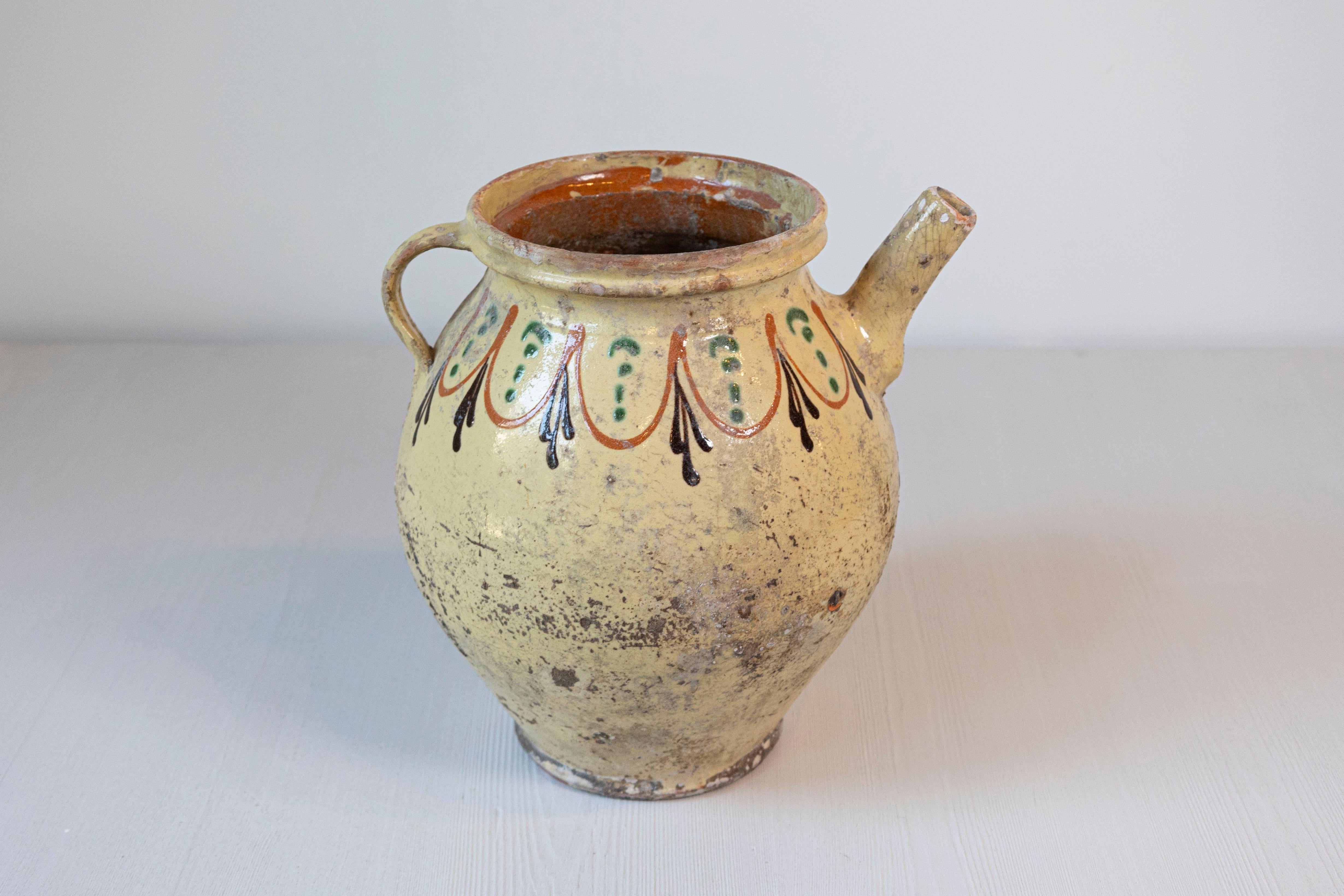 Français Pot à huile d'olivier émaillé rustique du 19ème siècle avec motifs polychromes en vente