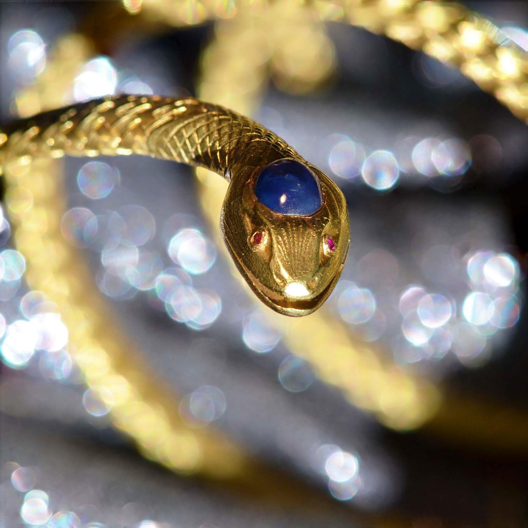 French 19th Century Sapphire Cabochon 18 Karat Yellow Gold Snake Bracelet In Good Condition For Sale In Poitiers, FR
