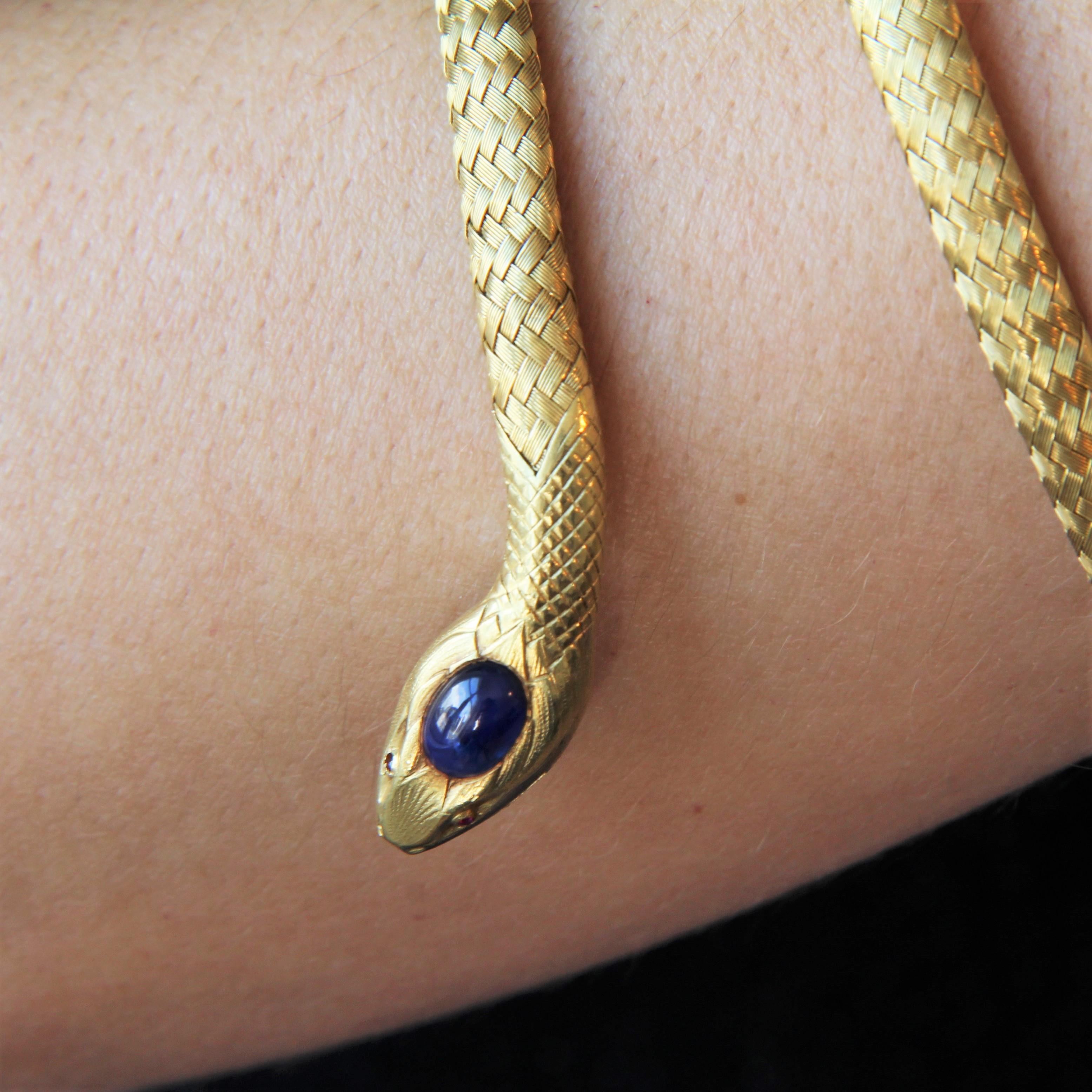 French 19th Century Sapphire Cabochon 18 Karat Yellow Gold Snake Bracelet For Sale 1