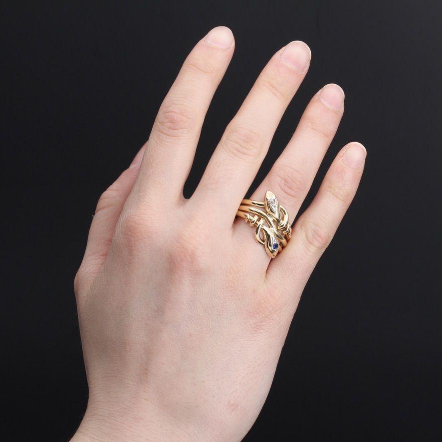 Ring in 18 karat yellow gold, horse head hallmark.
Sublime antique man's ring, it is made of 2 snakes that wrap around the finger. The head of the first one is set with a sapphire and the head of the second one with a rose- cut diamond.
Height :
