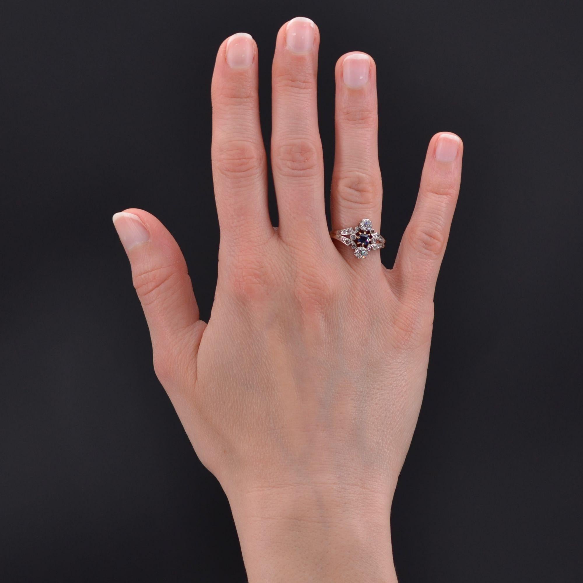 Ring aus 18 Karat Roségold, Pferdekopfpunze.
Charmanter antiker Ring, besetzt mit 2 Diamanten im Brillantschliff auf beiden Seiten eines Saphirs im Kissenschliff. Auf beiden Seiten, am Anfang des Rings, der doppelt ist, sind 2x9 Diamanten im