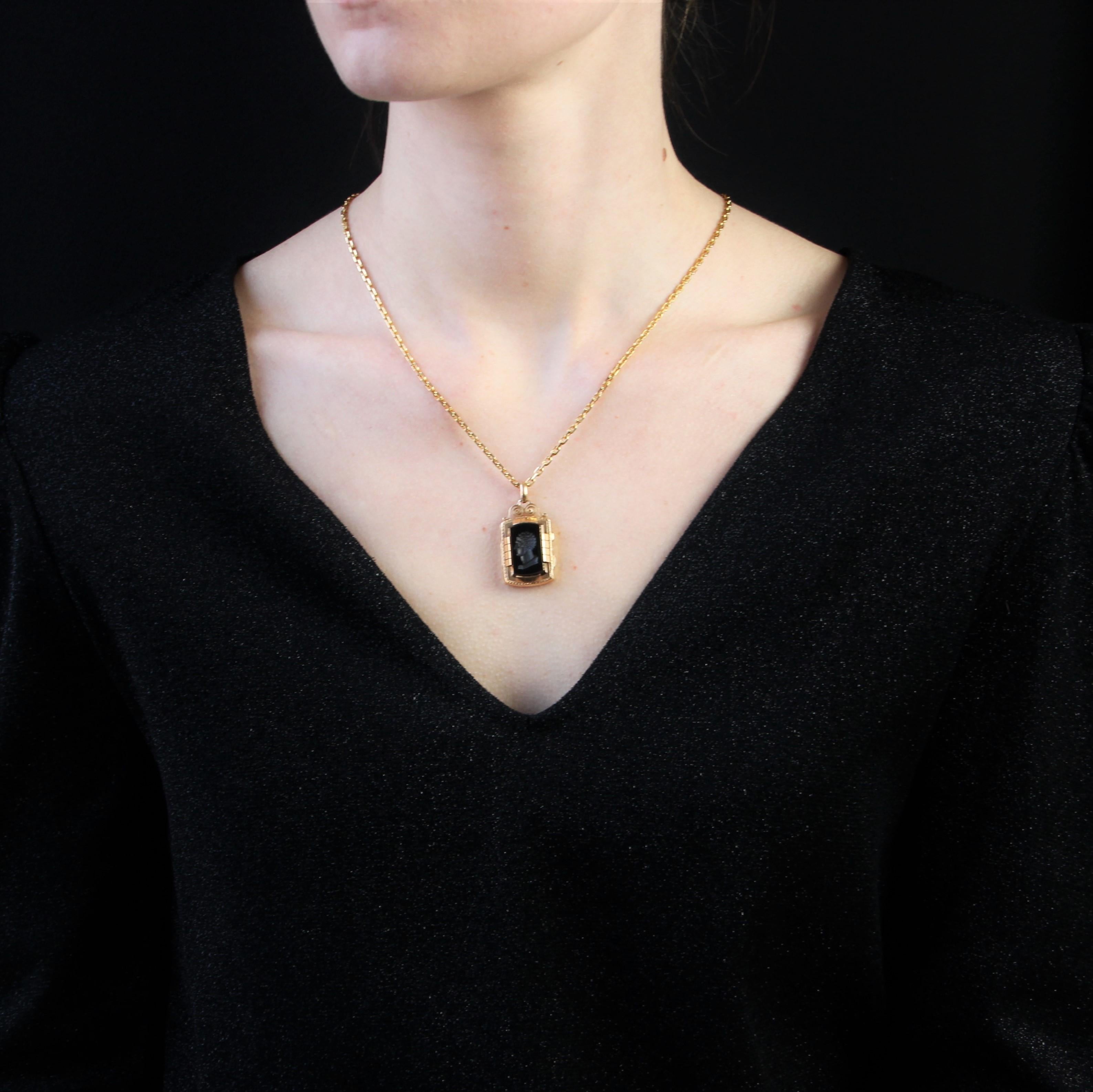 Pendant in 18 carat rose gold, eagle head hallmark. 
Rectangular in shape and opening, this antique medallion is set on its top with a sardony bearing an intaglio depicting the face and neck of a man in profile. The rim is chased and surmounted by a