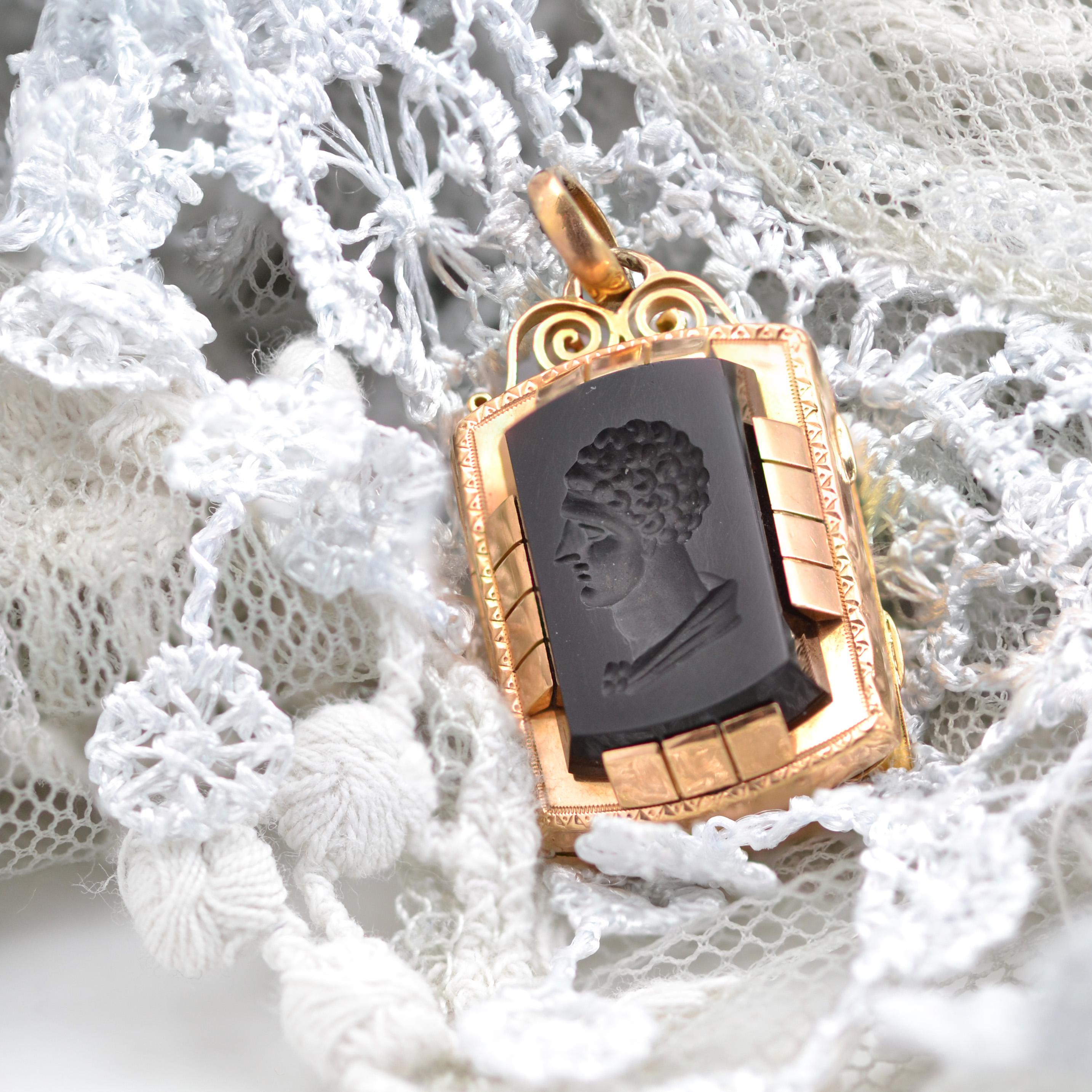 French 19th Century Sardony Intaglio 18 karat Rose Gold Locket Pendant For Sale 3