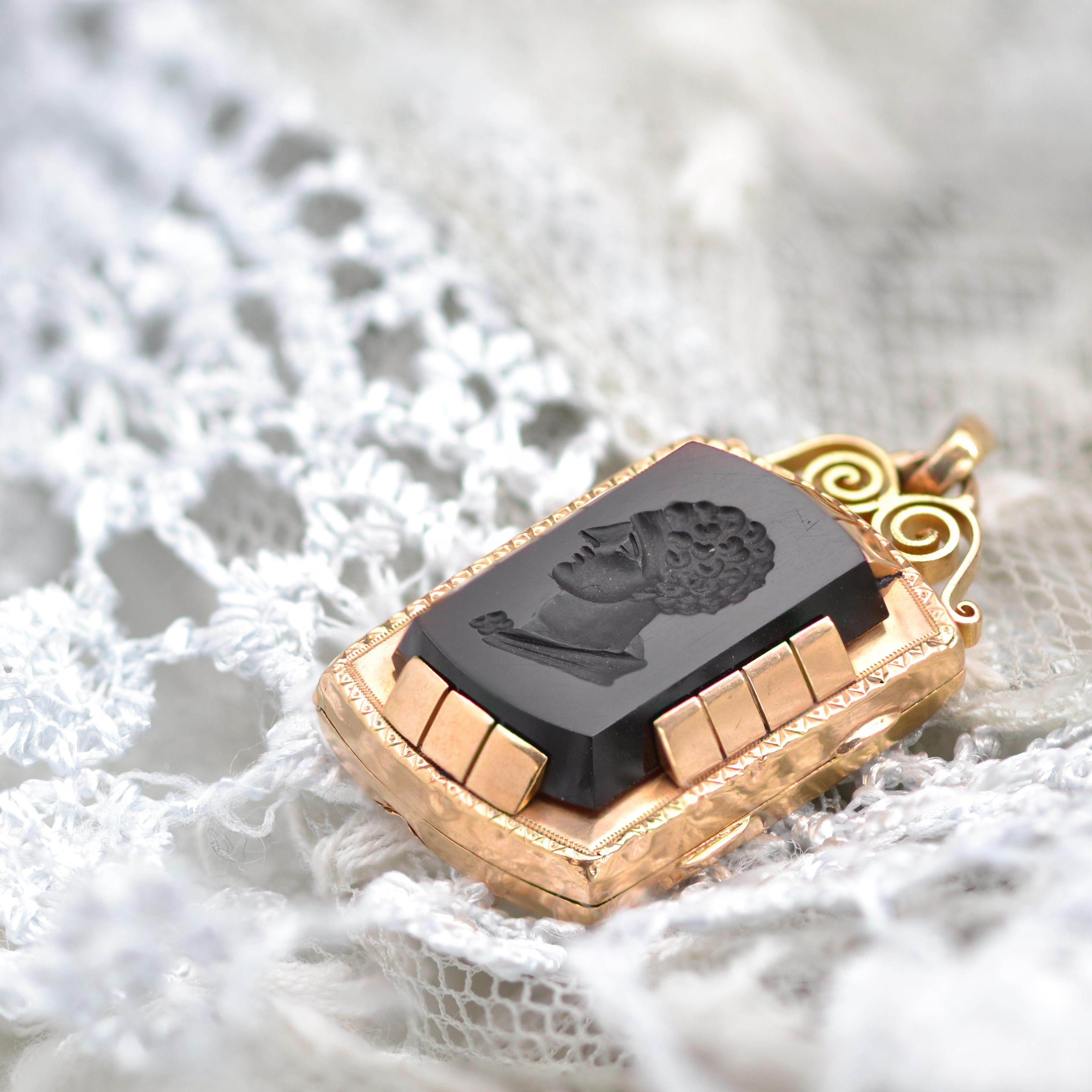 French 19th Century Sardony Intaglio 18 karat Rose Gold Locket Pendant For Sale 4