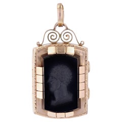 Französisches Sardony-Intaglio-Medaillon-Anhänger aus 18 Karat Roségold aus dem 19. Jahrhundert